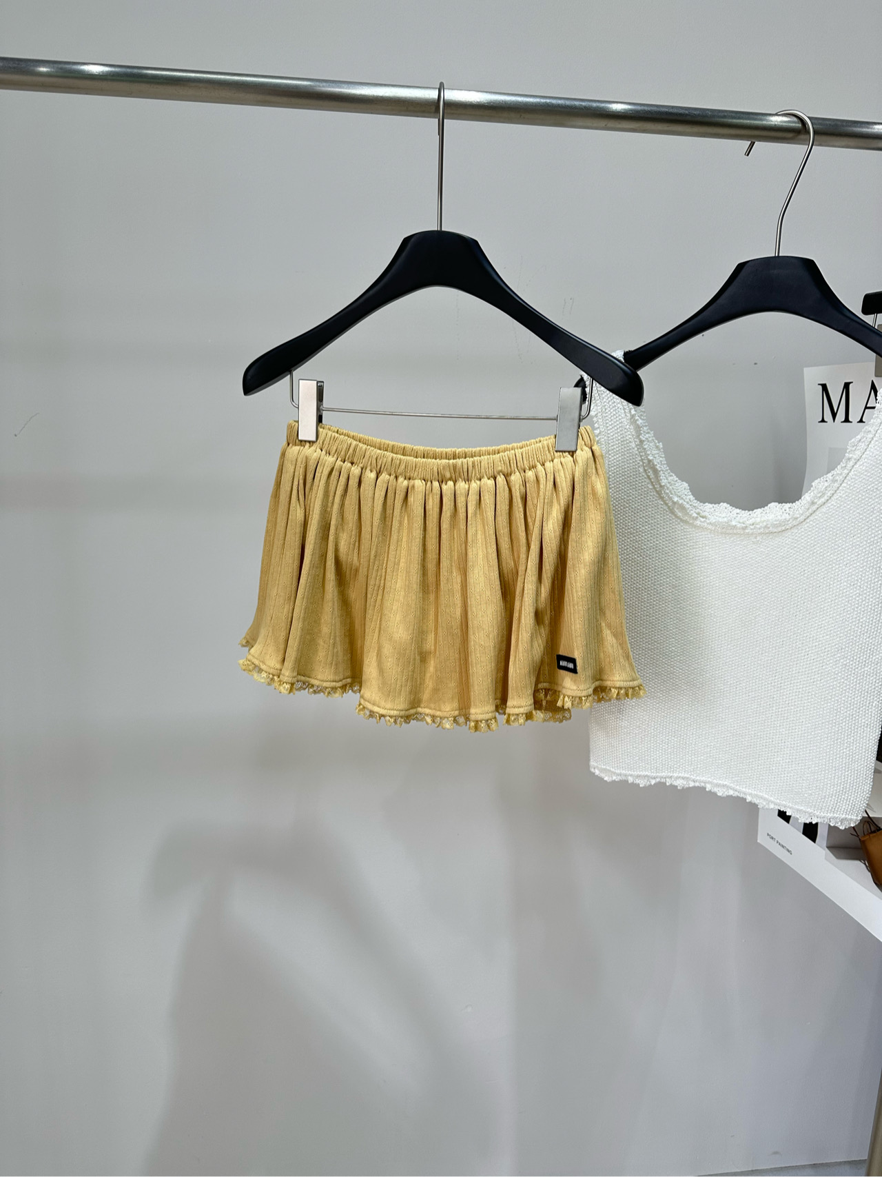 NO:835466,[M Cream Yellow Lace Pleated Skirt] Fabric Cotton Color Cream Miu*2026 Summer Lace Skirt, light and breathable, super comfortable to wear in summer!  The high-waisted design tightens the tummy and makes you look slimmer. It can be matched with skirts and shorts. It prevents exposure and is super safe. The trousers are lace-trimmed, with perfect details, and they look good when worn outside!  It has no curling edges and can move freely. It is suitable for home and outings. It is versatile and can be matched with anything. It is a must-have and practical item for summer wear!  The flat size has anti-exposure shorts lining. S waist 64 elastic, skirt length 29 M waist 68 elastic, skirt length 30 L waist 72 elastic, skirt length 31. There will be an error of 2 to 3cm in manual measurement, which is within the normal range,,miumiu,skirts,shorts,19860909【M奶黄色蕾丝花边百褶短裙】 面料棉 颜色奶黄色 Miu*2026夏季花边短裙,轻薄透气 夏天穿超舒服！ 高腰设计收腹显瘦,裙装短裤都能搭配 防走光超安心 裤脚蕾丝花边,细节满分,外穿也好看！ 不卷边,活动自如,居家外出都适合 百搭,怎么搭都不出错 是夏季穿搭必备实用单品！ 平铺尺码有防走光短裤内衬 S腰围64弹力,裙长29 M腰围68弹力,裙长30 L腰围72弹力,裙长31 手工测量会有2～3cm误差属于正常范围,,miumiu,skirts,shorts,,Women's clothing