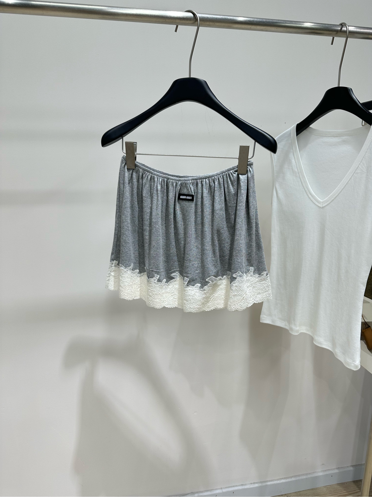NO:836073,[M light gray water-soluble lace casual skirt] Fabric cotton + water-soluble lace Color light gray Miu gray lace skirt Cotton fabric + white lace splicing It has both a girlish and high-end feel Elastic waist design, comfortable and slimming Black logo cloth mark embellishment, perfect recognition Low saturated gray tone Suitable for daily outings, commuting, and taking photos. Pair it with a simple top or retro jacket to easily get a sweet and cool look!  Flat size S waist 64 elastic, skirt length 33 M waist 68 elastic, skirt length 34 L waist 72 elastic, skirt length 35 There will be an error of 2 to 3cm in manual measurement, which is within the normal range,,miumiu,skirts,jackets & coats,19860909【M浅灰色水溶蕾丝休闲半裙】 面料棉+水溶蕾丝 颜色浅灰色 Miu灰色蕾丝短裙 棉质面料+白色蕾丝拼接 少女感与高级感兼具 松紧腰设计,舒适又显身材 黑色徽标布标点缀,辨识度满分 低饱和灰色调 日常出街、通勤、拍照都超适合 搭配简约上衣或复古外套 轻松get甜酷风造型！ 平铺尺码 S腰围64弹力,裙长33 M腰围68弹力,裙长34 L腰围72弹力,裙长35 手工测量会有2～3cm误差属于正常范围,,miumiu,skirts,jackets & coats,,Women's clothing
