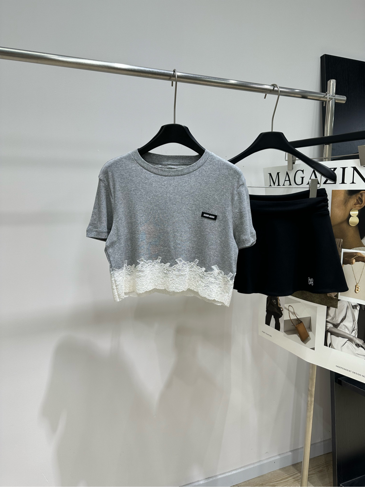 NO:839342,[M light gray water-soluble lace short-sleeved T-shirt] Fabric cotton + spandex + lace Color light gray Miu 26 spring and summer gray lace spliced ​​short-sleeved T-shirt Jersey + white lace, girly and high-end sense at the same time White logo on black background on the chest, perfect for recognition The edge overlocking process is super exquisite The short design modifies the body proportions It is super sweet and cool to wear with a high-waisted skirt or jeans!  The fabric is soft and breathable, super comfortable to wear in summer. It can be easily used for commuting, dating and leisure. It is a must-have item for girls with sweet and cool style. Flat size S Shoulder width 42, bust 90 stretch, length 39, sleeve length 18 M Shoulder width 43, bust 94 stretch, length 40, sleeve length 19 L Shoulder width 44, chest 98 stretch, length 41, sleeve length 20  There will be an error of 2~3cm due to manual measurement, which is within the normal range, miumiu,skirts,jeans,T-shirt,tees,t-shirt,19860909【M浅灰色水溶蕾丝边短袖T】 面料棉+氨纶+蕾丝 颜色浅灰色 Miu 26春夏灰色蕾丝拼接短袖T恤 平纹针织+白色蕾丝花边,少女感与高级感兼具 胸前黑底白字徽标,辨识度满分 边缘锁边工艺超精致 短款设计修饰身材比例 搭高腰裙or牛仔裤都超甜酷！ 面料柔软透气,夏天穿超舒服 通勤、约会、休闲都能轻松驾驭 是甜酷风女孩必入单品 平铺尺码 S肩宽42,胸围90弹力,衣长39,袖长18 M肩宽43,胸围94弹力,衣长40,袖长19 L肩宽44,胸围98弹力,衣长41,袖长20 手工测量会有2~3cm误差属于正常范围,,miumiu,skirts,jeans,T-shirt,tees，t-shirt,,Women's clothing