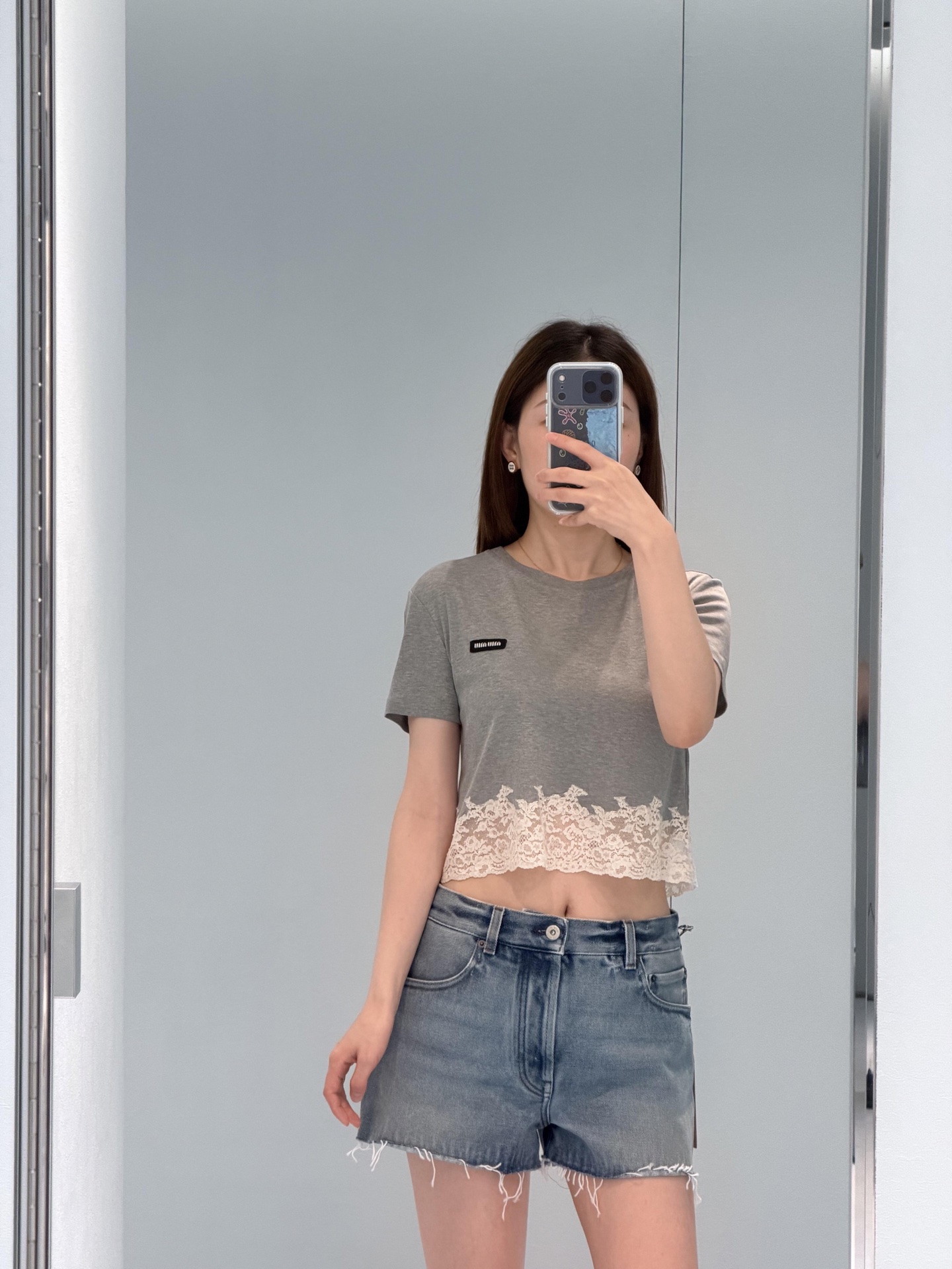NO:839347,The white logo on the black background on the chest is highly recognizable. The edge seaming process is super exquisite. The short design modifies the body proportions.19860909胸前黑底白字徽标,辨识度满分 边缘锁边工艺超精致 短款设计修饰身材比例,,,Women's clothing
