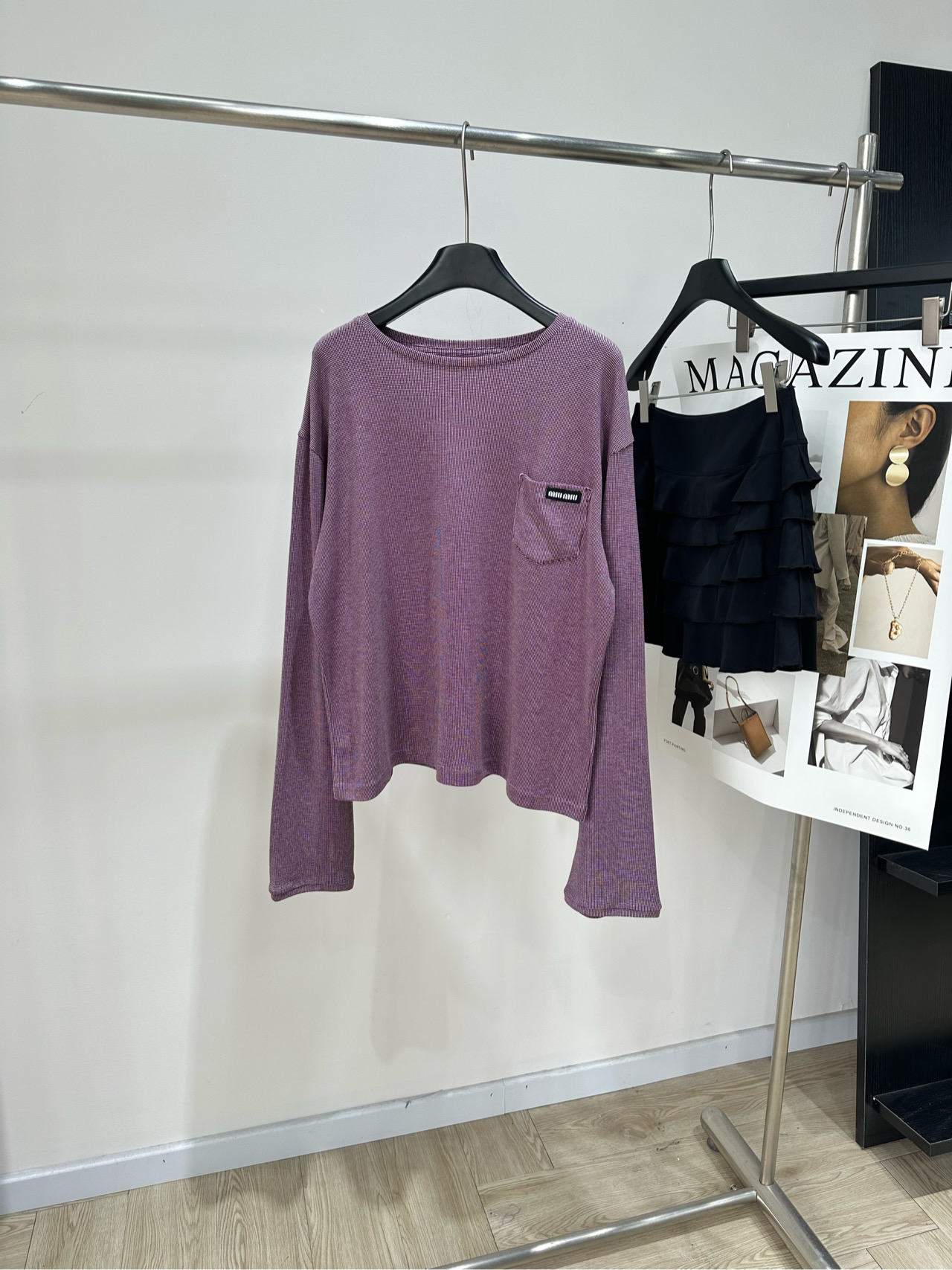 NO:839333,[M purple logo single pocket round neck long-sleeved T-shirt] Fabric knitted cotton Color purple Miu* This purple loose long-sleeved T-shirt is made of soft knitted fabric, super comfortable to wear!  Round neck + small chest pocket, simple and detailed. Slightly loose fit, strong tolerance. It is OK to wear alone or layered, and can easily create a sense of hierarchy. Purple is low-key and elegant. It can be easily used for daily leisure and commuting. It is versatile with jeans or casual pants ~ Flat size S Shoulder width 53, bust 114, length 59, sleeve length 65 M Shoulder width 54, chest 118, length 61, sleeve length 66  L shoulder width 55, chest 122, length 63, sleeve length 67. There will be an error of 2~3cm in manual measurement, which is within the normal range. Miumiu, jeans, tees, t-shirt,19860909【M紫色徽标单口袋圆领长袖T】 面料针织棉 颜色紫色 Miu*这件紫色宽松长袖T恤 柔软针织面料,穿着超舒适！ 圆领+胸前小口袋,简约又有细节感 微宽松版型,包容性强 单穿或叠穿都很OK,轻松打造层次感 紫色低调优雅 日常休闲、通勤都能轻松驾驭 搭配牛仔裤或休闲裤都很百搭～ 平铺尺码 S肩宽53,胸围114,衣长59,袖长65 M肩宽54,胸围118,衣长61,袖长66 L肩宽55,胸围122,衣长63,袖长67 手工测量会有2~3cm误差属于正常范围,,miumiu,jeans,tees，t-shirt,,Women's clothing