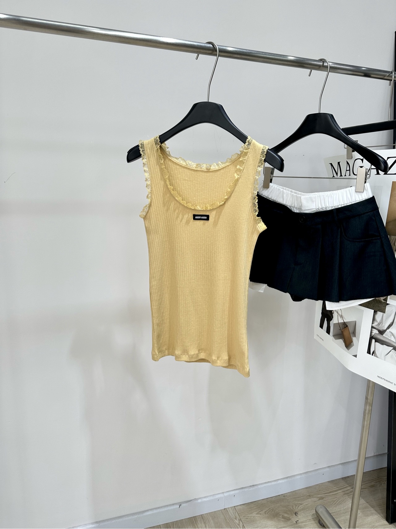NO:839323,[M Cream Yellow Lace Hollow U-neck Vest] Fabric cotton Color Cream Miu*2026 Spring and Summer New Brown Hollow Vest Raindrop cotton fabric + pitted texture Soft, skin-friendly and slightly elastic, super comfortable to wear!  Hollow lace on the collar and cuffs, full of details, full of retro feel. The creamy yellow color makes it white and does not pick on the skin tone. It can also be easily controlled by yellow skin. The small label on the chest is low-key and recognizable. It can be worn alone or as an inner layer. It can be easily held for commuting and dating. Flat size S shoulder width 29, bust 64 stretch, length 61 M shoulder width 30, bust 68 stretch, length 62  L shoulder width 31, bust 72 stretch, length 63. There will be an error of 2 to 3cm due to manual measurement, which is within the normal range.,miumiu,19860909【M奶黄色蕾丝花边镂空U领背心】 面料棉 颜色奶黄色 Miu*2026春夏新款棕色镂花背心 雨点棉面料+坑条肌理 柔软亲肤又微弹,穿着超舒适！ 领口和袖口镂空花边,细节满分,复古感拉满 奶黄色调显白不挑肤色 黄皮也能轻松驾驭 胸前小标低调有辨识度,单穿or内搭都很百搭 通勤约会都能轻松hold住 平铺尺码 S肩宽29,胸围64弹力,衣长61 M肩宽30,胸围68弹力,衣长62 L肩宽31,胸围72弹力,衣长63 手工测量会有2～3cm误差属于正常范围,,miumiu,,Women's clothing