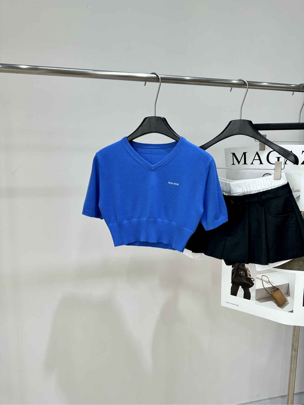 NO:839313,[M royal blue V-neck knitted short-sleeved top] Fabric cashmere Color royal blue Miu* This blue short-sleeved sweater is made of soft knitted fabric V-neck + short design, simple and fashionable!  The brand embroidery on the chest is very recognizable. The sapphire blue color is white and eye-catching. It is super refreshing to wear in summer. Pair it with a high-waisted skirt or jeans to easily get the retro style. It is suitable for daily outings and dates. It is comfortable and fashionable, and can easily create an atmosphere!  Flat size S shoulder width 38, bust 82 stretch, length 35, sleeve length 22 M shoulder width 39, chest 86 stretch, length 36, sleeve length 23 L shoulder width 40, chest 90 stretch, length 37, sleeve length 24 Manual measurement will have an error of 2 to 3cm, which is within the normal range,,miumiu,skirts,jeans,T-shirt,19860909【M宝蓝色V领针织短袖上衣】 面料羊绒 颜色宝蓝色 Miu*这款蓝色短袖针织衫 采用柔软针织面料 V领+短款设计,简约又时髦！ 胸前品牌刺绣超有辨识度 宝蓝色调显白又吸睛,夏天穿超清爽 搭配高腰短裙或牛仔裤 轻松get复古千金风 日常出街、约会都很适合 舒适又时髦,轻松打造氛围感穿搭！ 平铺尺码 S肩宽38,胸围82弹力,衣长35,袖长22 M肩宽39,胸围86弹力,衣长36,袖长23 L肩宽40,胸围90弹力,衣长37,袖长24 手工测量会有2～3cm误差属于正常范围,,miumiu,skirts,jeans,T-shirt,,Women's clothing