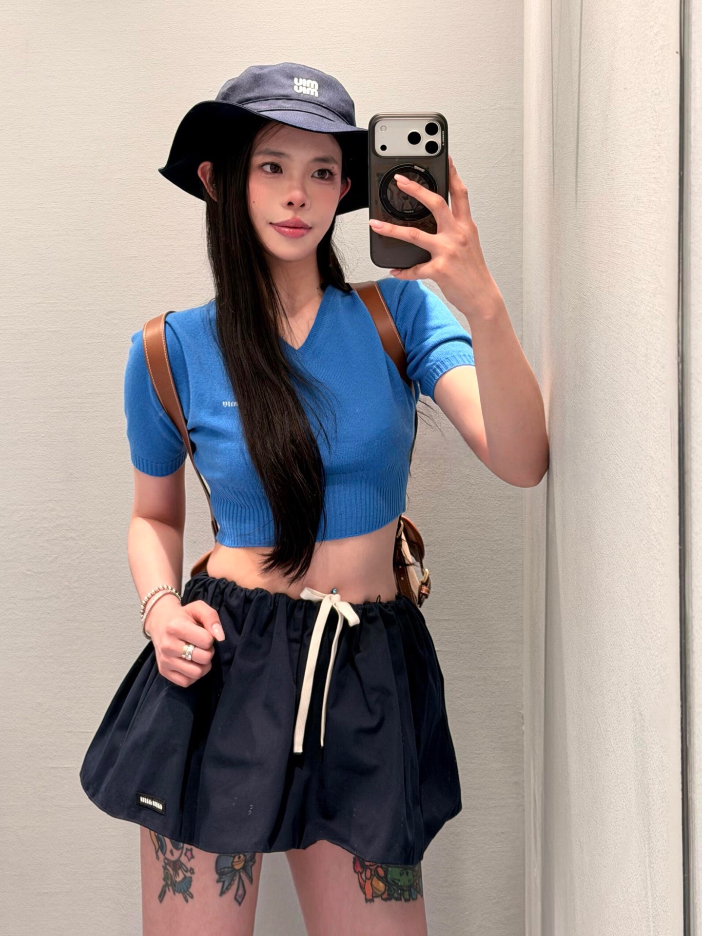 NO:839318,Made of soft knitted fabric, V-neck + short design, simple and fashionable!  The brand embroidery on the chest is very recognizable. The sapphire blue tone is white and eye-catching. It is super refreshing to wear in summer.19860909采用柔软针织面料 V领+短款设计,简约又时髦！ 胸前品牌刺绣超有辨识度 宝蓝色调显白又吸睛,夏天穿超清爽,,,Women's clothing