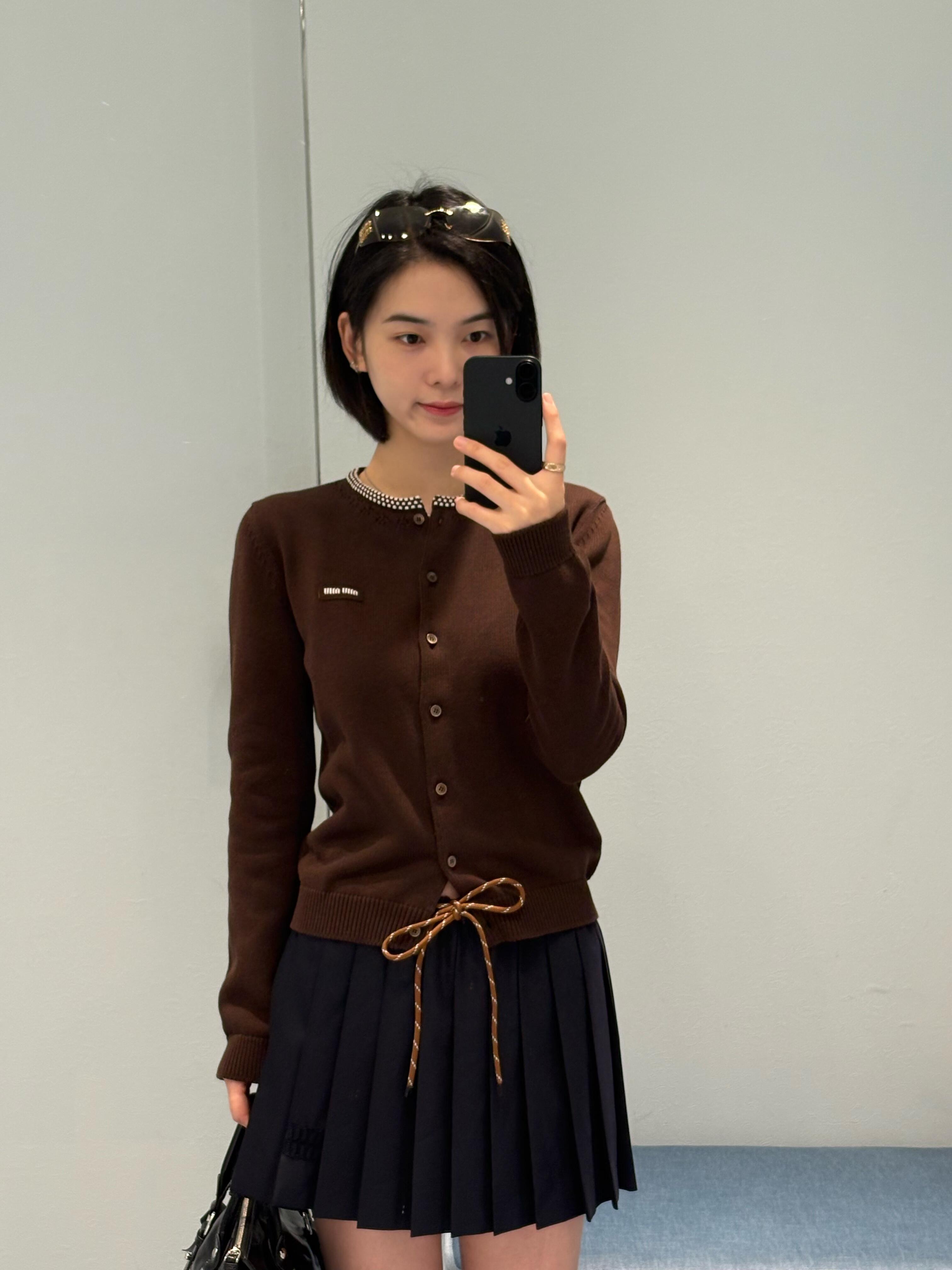 NO:839299,Soft and comfortable, perfect for autumn and winter wear!  Round neck + hollow pattern, perfect details. Front button closure, easy to put on and take off. Brand embroidery on the chest, highly recognizable.19860909柔软舒适,秋冬穿超合适！ 圆领+镂空花纹,细节满分 正面纽扣开合,穿脱方便 胸前品牌刺绣,辨识度高,,,Women's clothing