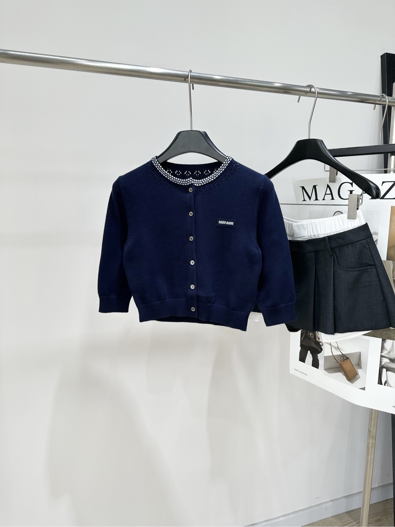 NO:839283,[M navy blue collar, white dots, three-quarter sleeve short cardigan] Fabric is 100% cotton. Color is navy blue. Miu* navy blue knitted cardigan, soft knitted fabric. Slim-fitting short design, three-quarter sleeves + round neck, simple and elegant. Exquisite hollow pattern on the neckline. Brand embroidery on the chest, full of details!  Metal buttons on the front make it easy to put on and take off. Pair it with a high-waist skirt or trousers to easily create a high-waist line. It looks slim and fashionable ~ perfect for spring and summer. It can be easily used for daily commuting and vacations. It is comfortable and stylish!  Flat size S shoulder width 35, bust 78 stretch, length 39, sleeve length 35 M shoulder width 36, chest 82 stretch, length 40, sleeve length 36 L shoulder width 37, chest 86 stretch, length 41, sleeve length 37 Manual measurement will have an error of 2 to 6cm, which is normal,,miumiu,skirts,19860909【M藏蓝领口白点五分袖短开衫】 面料全棉 颜色藏蓝 Miu*藏青色针织开衫,柔软针织面料 修身短款设计,五分袖+圆领,简约优雅 领口精致镂空花纹 胸前品牌刺绣,细节满分！ 正面金属纽扣,穿脱方便 搭配高腰裙或裤装,轻松打造高腰线 显瘦又时髦～春夏季节超适合 日常通勤、度假都能轻松驾驭,舒适又有设计感！ 平铺尺码 S肩宽35,胸围78弹力,衣长39,袖长35 M肩宽36,胸围82弹力,衣长40,袖长36 L肩宽37,胸围86弹力,衣长41,袖长37 手工测量会有2～6cm误差属于正常范围,,miumiu,skirts,,Women's clothing