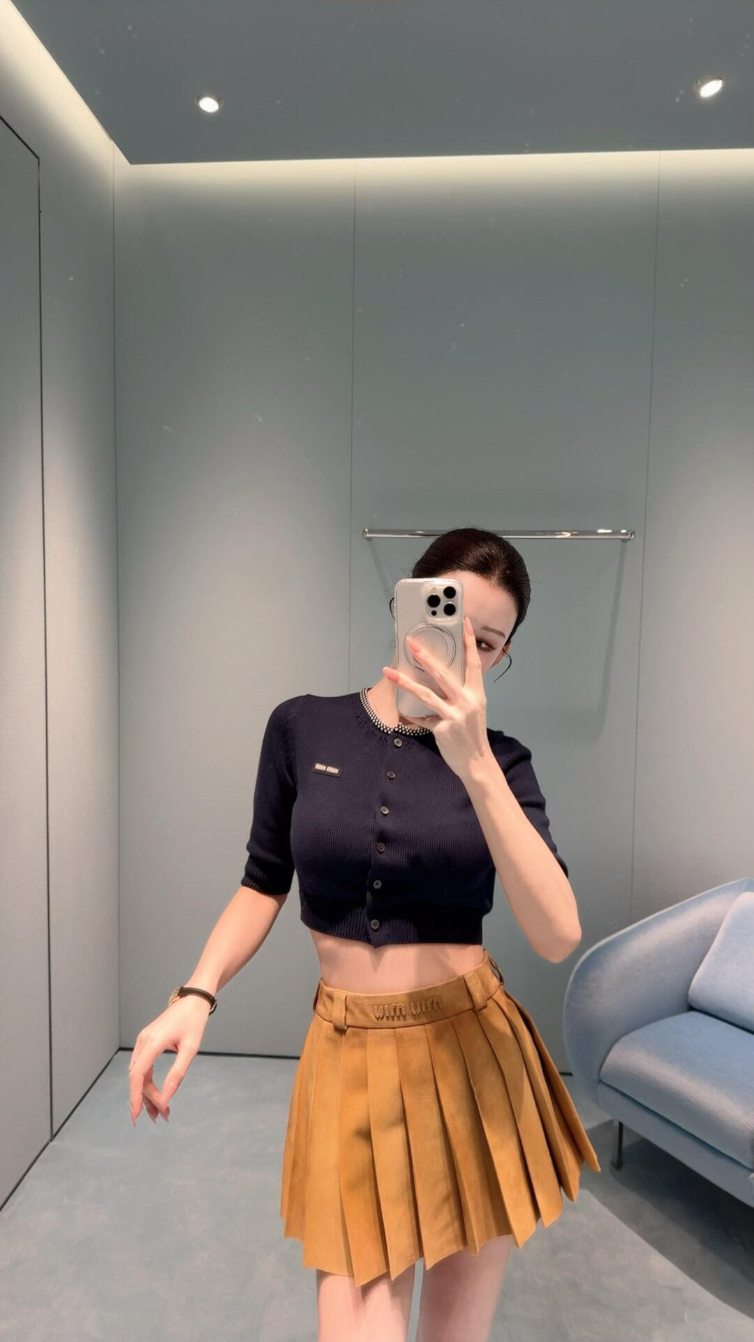 NO:839288,Slim-fitting short design, three-quarter sleeves + round neck, simple and elegant, exquisite hollow pattern on the neckline, brand embroidery on the chest, perfect details!  Metal buttons on the front, easy to put on and take off,19860909修身短款设计,五分袖+圆领,简约优雅 领口精致镂空花纹 胸前品牌刺绣,细节满分！ 正面金属纽扣,穿脱方便,,,Women's clothing
