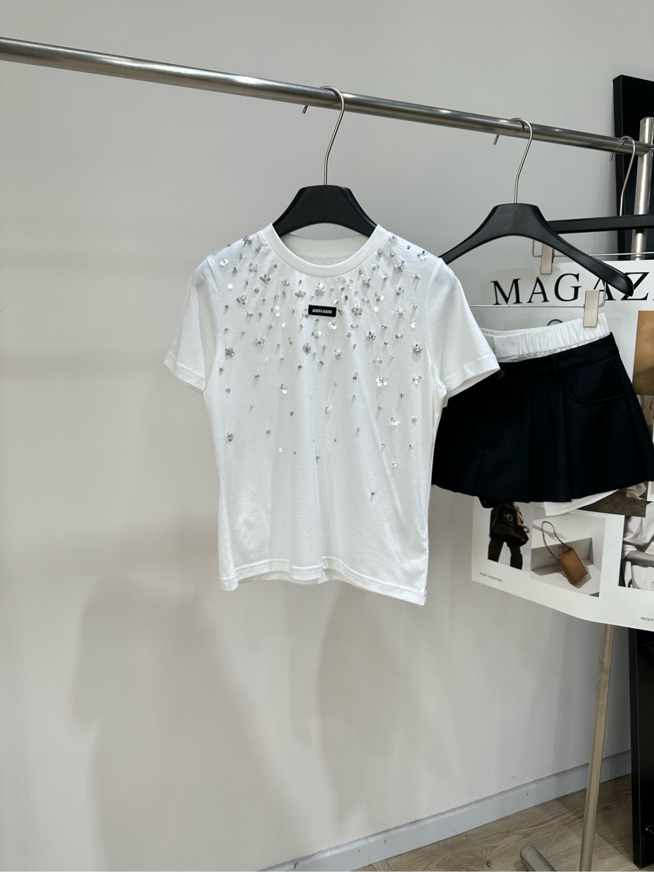 NO:843713,[M white heavy industry studded sequin round neck short-sleeved T-shirt] Fabric cotton Color white Miu's white diamond-studded short-sleeved T-shirt is made of pure cotton. It is soft, skin-friendly and breathable. It is super comfortable to wear in summer!  Straight shoulder design + round neck, simple and elegant. Decorated with sequins on the chest and shoulders, full of sophistication. Short cut, wear with high-waisted pants or skirts to show off your body proportions. Korean hot girl style, can be easily worn in daily outings and parties. Fashionable and versatile!  Flat size S shoulder width 37, chest circumference 92, length 54, sleeve length 19 M shoulder width 38, chest circumference 96, length 55, sleeve length 20 L shoulder width 39, bust 100, length 56, sleeve length 21 There will be an error of 2 to 3cm in manual measurement, which is within the normal range,,miumiu,skirts,T-shirt,tees,t-shirt,19860909【M白色重工钉钻亮片圆领短袖T】 面料棉 颜色白色 Miu这款白色镶钻短袖T恤,采用纯棉材质 柔软亲肤又透气,夏天穿超舒服！ 正肩设计+圆领,简约大方 胸前和肩部点缀亮片,精致感满满 短款剪裁,搭高腰裤或裙子超显身材比例 韩系辣妹风,日常出街、聚会都能轻松驾驭 时髦又百搭！ 平铺尺码 S肩宽37,胸围92,衣长54,袖长19 M肩宽38,胸围96,衣长55,袖长20 L肩宽39,胸围100,衣长56,袖长21 手工测量会有2～3cm误差属于正常范围,,miumiu,skirts,T-shirt,tees，t-shirt,,Women's clothing