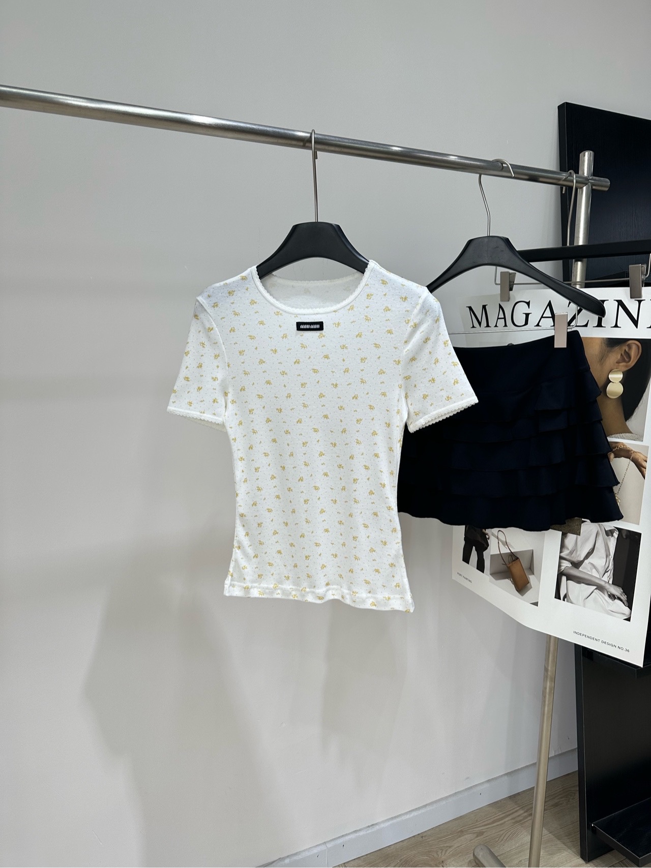 NO:839940,[M light yellow small floral round neck short-sleeved T-shirt] Fabric cotton + spandex Color white This Miu small floral short-sleeved T-shirt is white with small yellow floral flowers, fresh and sweet!  The cotton fabric is soft and comfortable, and the slim cut shows off your body curves. The round neck design is simple and versatile. It can be easily used for daily commuting, dating, and vacation. Pair it with jeans or skirts to easily get a gentle atmosphere. It is very suitable for spring and summer. It can be easily held by girls with fat or small frames, making them look thin and fashionable!  Flat size S shoulder width 36, bust 70 elastic, length 53, sleeve length 19 M shoulder width 37, chest 74 stretch, length 54, sleeve length 20 L shoulder width 38, chest 78 stretch, length 55, sleeve length 21 Manual measurement will have an error of 2~3cm, which is within the normal range,,miumiu,skirts,jeans,T-shirt,tees,t-shirt,19860909【M浅黄小碎花圆领短袖T】 面料棉+氨纶 颜色白色 这款Miu系小碎花短袖T恤 白色底配黄色小碎花,清新又甜美！ 棉质面料柔软舒适,修身剪裁超显身材曲线 圆领设计简约百搭 日常通勤、约会、度假都能轻松驾驭 搭配牛仔裤或半身裙,轻松get温柔氛围感 春夏穿超合适 微胖或小骨架女生都能轻松hold住,显瘦又时髦！ 平铺尺码 S肩宽36,胸围70弹力,衣长53,袖长19 M肩宽37,胸围74弹力,衣长54,袖长20 L肩宽38,胸围78弹力,衣长55,袖长21 手工测量会有2~3cm误差属于正常范围,,miumiu,skirts,jeans,T-shirt,tees，t-shirt,,Women's clothing