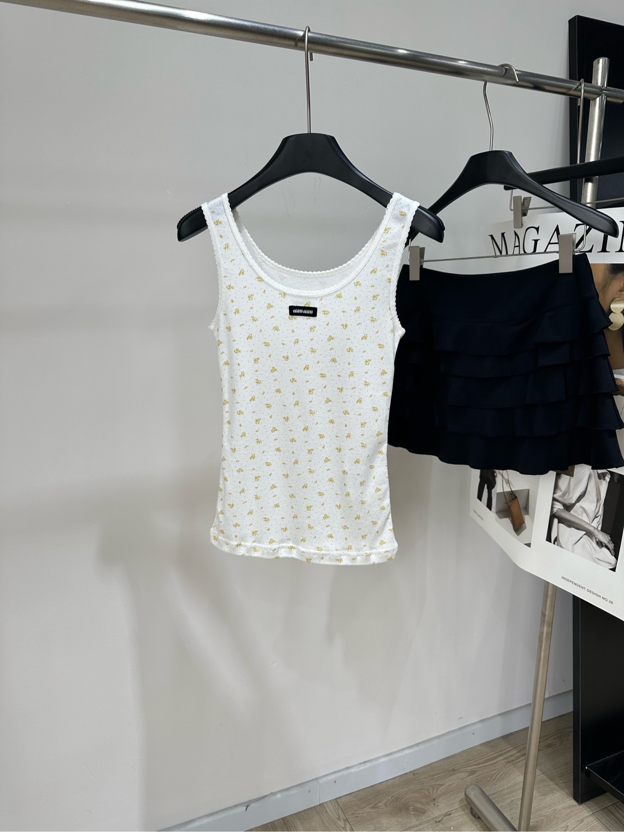 NO:839948,[M light yellow small floral U-neck vest] Fabric cotton + spandex Color white Miu*26 spring and summer floral lace vest Creamy white base with light yellow floral flowers, fresh and gentle, full of French romantic atmosphere Collar and shoulder straps lace, exquisite details The brand logo on the chest is low-key and recognizable The elastic fabric is soft and skin-friendly, fits the body shape without being tight. It is great to wear alone or layered. Full of layering, it is a versatile and practical item in summer!  Flat size S shoulder width 33, bust 62 stretch, length 57 M shoulder width 34, bust 66 stretch, length 58 L shoulder width 35, bust 70 stretch, length 59 Manual measurement will have an error of 2~3cm, which is within the normal range,,miumiu,19860909【M浅黄小碎花U领小背心】 面料棉+氨纶 颜色白色 Miu*26春夏碎花蕾丝背心 奶白底配浅黄碎花,清新温柔 法式浪漫氛围感满满 领口和肩带蕾丝花边,细节精致 胸前品牌标低调有辨识度 弹力面料柔软亲肤,贴合身形不紧绷 单穿或叠穿都很出彩 层次感十足,是夏季百搭实用单品！ 平铺尺码 S肩宽33,胸围62弹力,衣长57 M肩宽34,胸围66弹力,衣长58 L肩宽35,胸围70弹力,衣长59 手工测量会有2~3cm误差属于正常范围,,miumiu,,Women's clothing