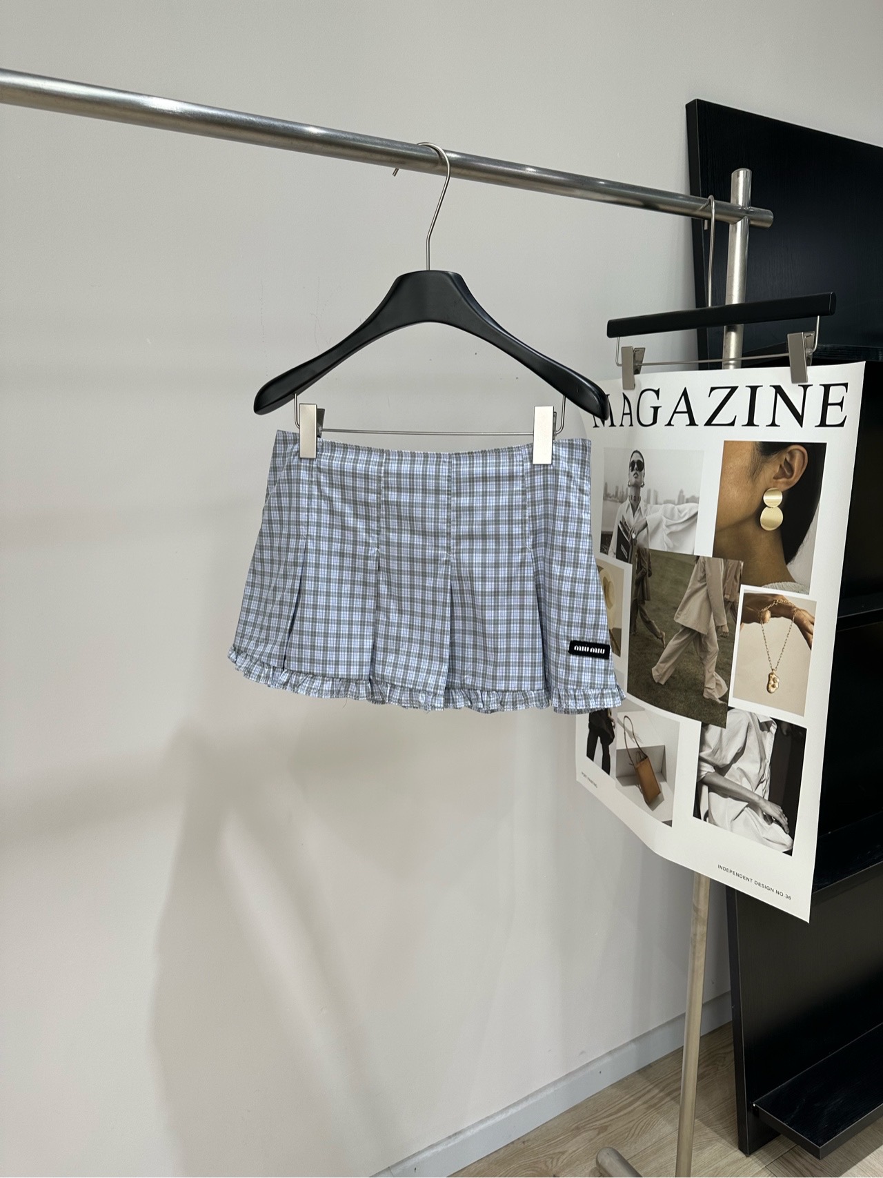 NO:839956,[M gray and blue plaid pleated lace skirt] Fabric cotton Color gray blue plaid Gray and blue plaid pleated skirt, light cotton blend material Super breathable for summer wear!  The classic plaid + pleated design is full of layers, and the ruffles on the skirt are super playful. The small black label on the right side is embellished with details. It can be easily used for daily commuting and leisure. Pair it with a T-shirt or shirt, and you can switch between sweet and spicy or college style~ The skirt is moderate in length, flattering the legs and comfortable. It is a must-have and versatile item in the summer wardrobe!  Flat size without lining S waist 74, skirt length 29 M waist 78, skirt length 40 L waist 82, skirt length 41 Manual measurement will have an error of 2~3cm, which is within the normal range, skirts, shirts, tees, t-shirts,19860909【M灰蓝格纹压褶花边短裙】 面料棉 颜色灰蓝格 灰蓝格纹百褶短裙,轻薄棉混纺材质 夏天穿超透气！经典格纹+百褶设计 层次感满满,裙摆荷叶边超俏皮 右侧黑色小标签点缀,细节感拉满 日常通勤、休闲都能轻松驾驭 搭配T恤或衬衫,甜辣or学院风随心切换～ 裙长适中,修饰腿型又舒适 是夏季衣橱必备百搭单品！ 平铺尺码无内衬 S腰围74,裙长29 M腰围78,裙长40 L腰围82,裙长41 手工测量会有2~3cm误差属于正常范围,,skirts,shirts,tees，t-shirt,,Women's clothing