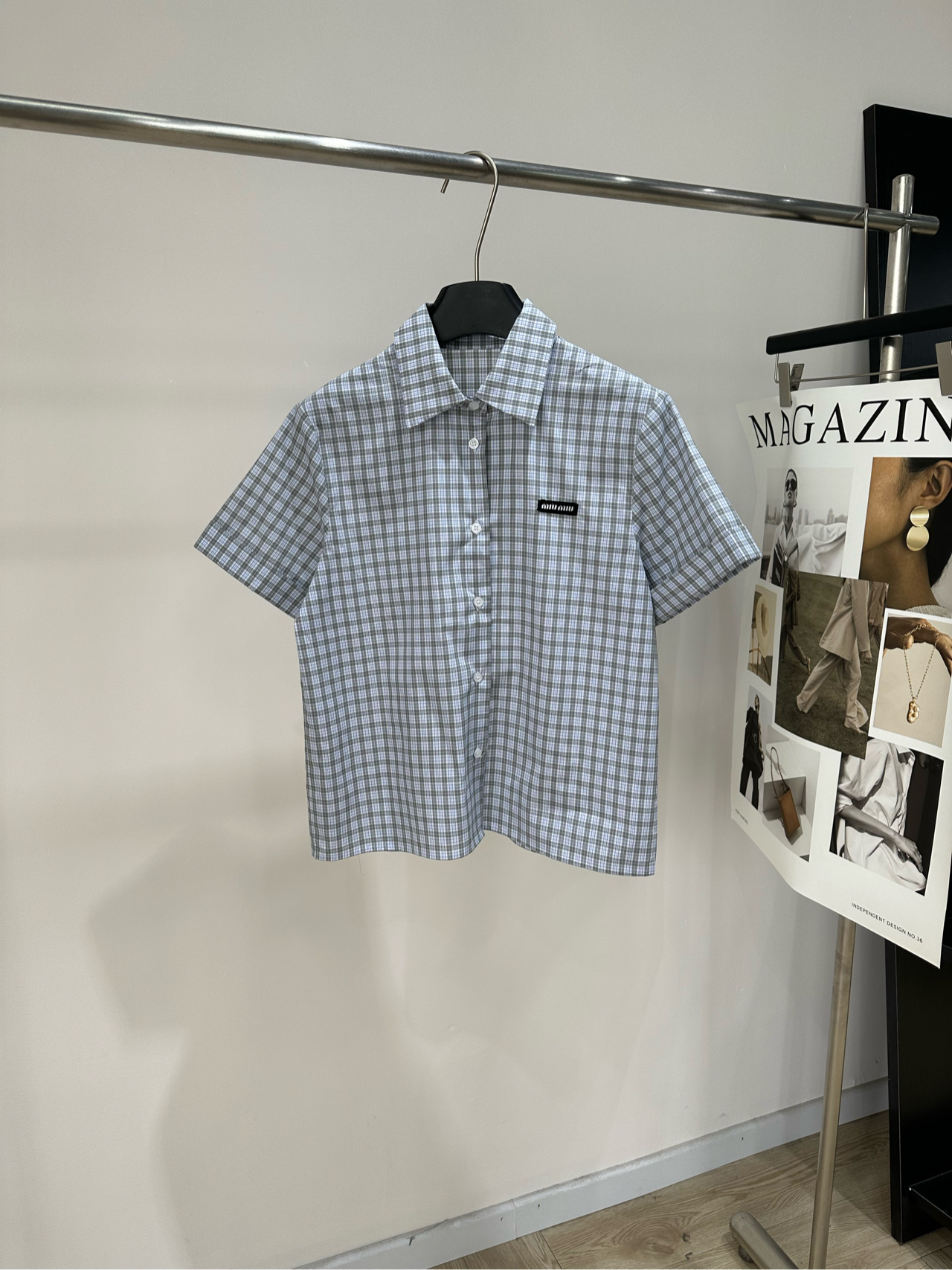 NO:839964,[M gray and blue plaid logo short-sleeved shirt] Fabric cotton Color gray and blue plaid Miu L’ETE series blue and white plaid short-sleeved shirt Made of pure cotton, light and breathable, super comfortable to wear in summer!  Low saturation blue and white plaid + small lapel + embroidered logo on the chest. It is full of college style and a little playful. The short silhouette is not flattering and can be easily used for daily commuting, class, and dating. Pair it with a short skirt or mid-calf boots for a retro and intellectual style!  Flat size S shoulder width 40, bust 98, length 57, sleeve length 20 M shoulder width 41, chest 102, length 58, sleeve length 21 L shoulder width 42, chest 106, length 59, sleeve length 22 Manual measurement will have an error of 2~3cm, which is within the normal range,,miumiu,boots,skirts,shirts,T-shirt,19860909【M灰蓝格纹徽标短袖衬衫】 面料棉 颜色灰蓝格纹 Miu L’ETE系列蓝白格纹短袖衬衫 纯棉材质,轻薄透气,夏天穿超舒服！ 低饱和蓝白格纹+小翻领+胸前刺绣徽标 学院风满满又带点俏皮感 短裁廓形不挑身材 日常通勤、上课、约会都能轻松驾驭 搭配短裙或中筒靴,复古知性风get！ 平铺尺码 S肩宽40,胸围98,衣长57,袖长20 M肩宽41,胸围102,衣长58,袖长21 L肩宽42,胸围106,衣长59,袖长22 手工测量会有2~3cm误差属于正常范围,,miumiu,boots,skirts,shirts,T-shirt,,Women's clothing