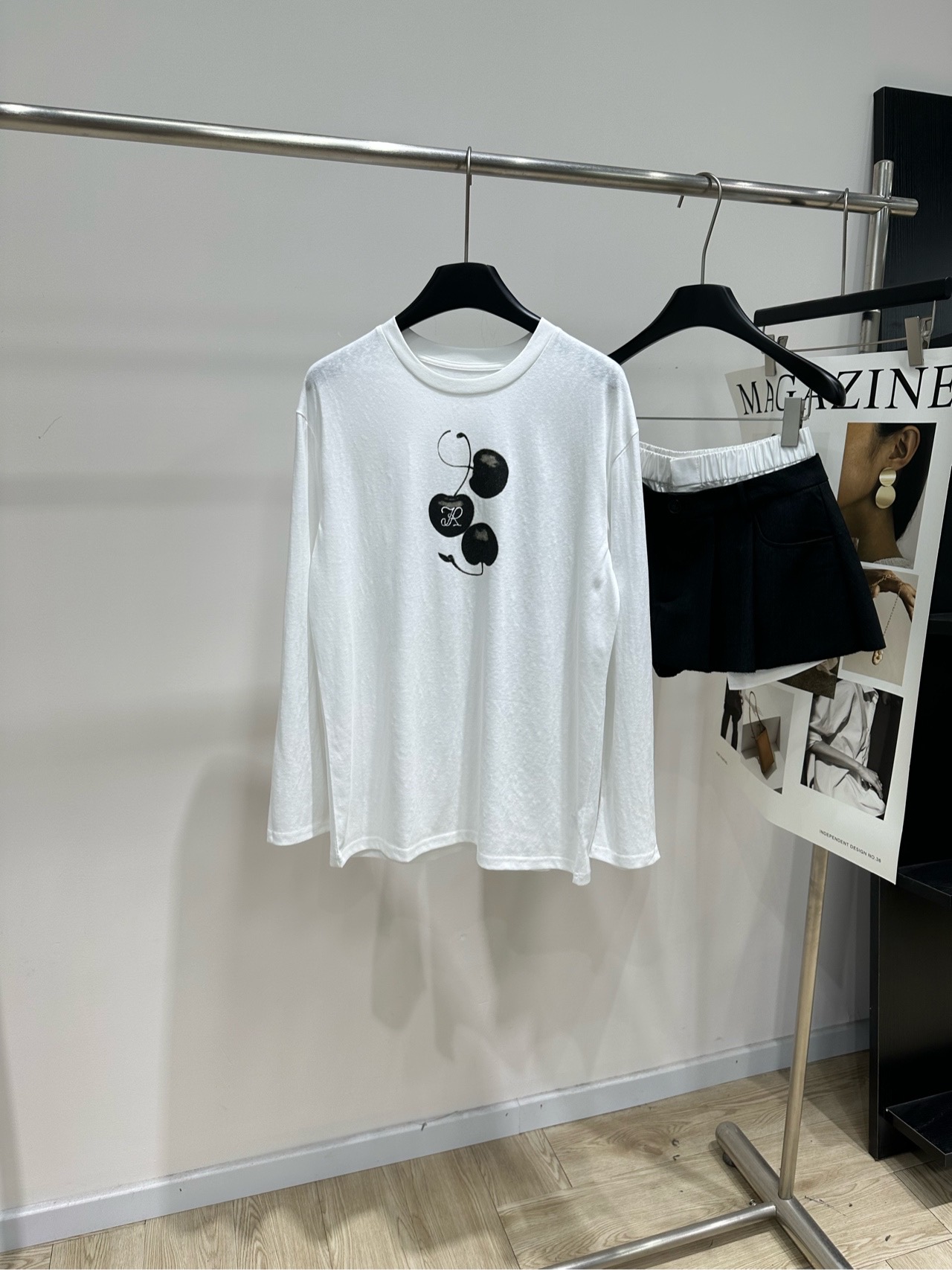NO:840650,[JR black and white cherry print round neck long-sleeved T-shirt] Fabric cotton and linen blend Color white JORYA's cherry print long-sleeved T-shirt White base + black cherry pattern, sweet, cool and age-reducing!  The fabric is light and breathable, super comfortable to wear in spring and summer. The slightly see-through design also protects from the sun. The loose fit is super friendly to the figure. It covers the flesh and makes you look slimmer. It can be worn alone or layered. It can be easily used for commuting, dating, and daily life. The Korean style has a tight sense of relaxation~ Flat size S shoulder width 48, bust 102, length 67, sleeve length 58 M shoulder width 49, chest 106, length 68, sleeve length 59  L shoulder width 50, chest 110, length 69, sleeve length 60. Manual measurement will have an error of 2 to 3cm, which is within the normal range, tees, t-shirts,19860909【JR黑白樱桃印花圆领长袖T】 面料棉麻混纺 颜色白色 JORYA这款樱桃印花长袖T恤 白色底+黑色樱桃图案,甜酷又减龄！ 面料轻薄透气,春夏穿超舒服 微透设计还能防晒 宽松版型对身材超友好 遮肉显瘦,单穿or叠穿都OK 通勤、约会、日常都能轻松驾驭 韩系松弛感拿捏住啦～ 平铺尺码 S肩宽48,胸围102,衣长67,袖长58 M肩宽49,胸围106,衣长68,袖长59 L肩宽50,胸围110,衣长69,袖长60 手工测量会有2～3cm误差属于正常范围,,tees，t-shirt,,Women's clothing