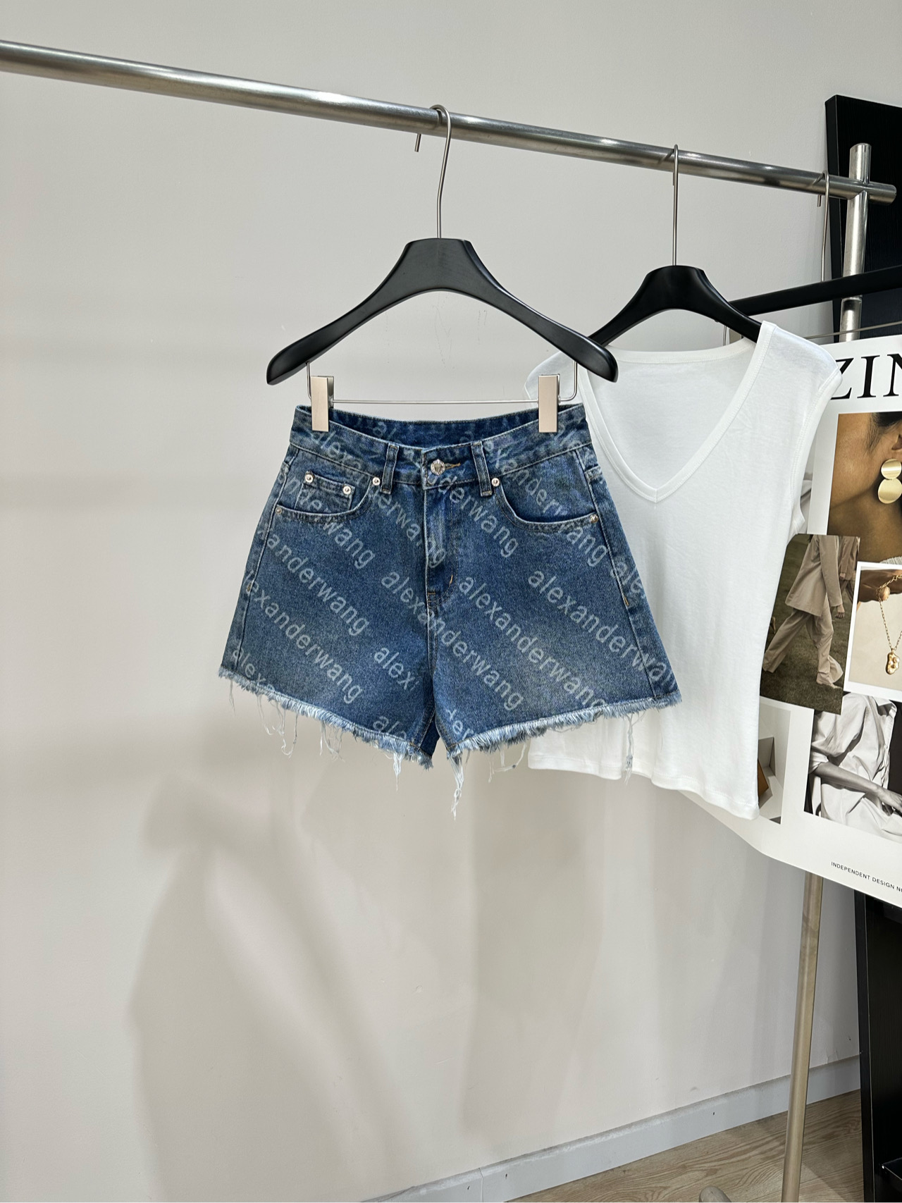 NO:840656,[Fleece denim shorts with King letters all over] Fabric denim cotton Color dark blue These Alexander Wang all over denim shorts are made of high-quality denim, wear-resistant and comfortable, perfect for daily wear!  The all-over logo design is highly recognizable and has a perfect sense of fashion. The high-waist cut modifies the waistline, making you look slimmer and longer. The raw-edge trousers add a casual street style. Pair with a simple top or sneakers to easily get a casual and personalized look, a must-have for summer outings!  Flat size S waist 68, hip 100, trouser length 37 M waist 72, hip 104, trouser length 38 L waist 76, hip 108, trouser length 39 There will be an error of 2~3cm in manual measurement, which is within the normal range,, alexander wang, sneakers, shorts,19860909【大王字母满印毛边牛仔短裤】 面料牛仔棉 颜色深蓝 这款Alexander Wang满印牛仔短裤 采用优质牛仔布,耐磨又舒适,日常穿搭超合适！ 满印Logo设计超有辨识度,时尚感满分 高腰剪裁修饰腰线,显瘦又显腿长 毛边裤脚增添随性街头风 搭配简约上衣或运动鞋 轻松get休闲个性造型,夏季出街必备！ 平铺尺码 S腰围68,臀围100,裤长37 M腰围72,臀围104,裤长38 L腰围76,臀围108,裤长39 手工测量会有2~3cm误差属于正常范围,,alexander wang,sneakers,shorts,,Women's clothing