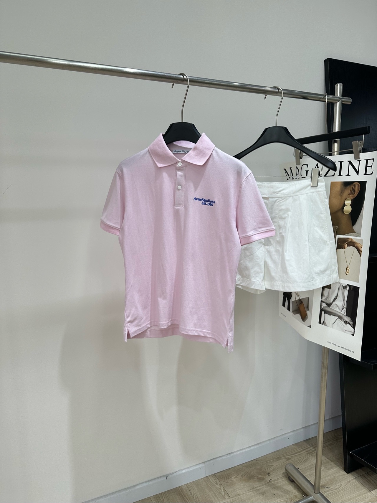 NO:840662,[AC light pink polo piqué cotton short-sleeved T] Fabric piqué cotton Color light pink Acne Studios’ light pink Polo shirt is made of piqué mesh fabric, which is breathable and skin-friendly. It is super comfortable to wear in spring and summer!  Classic lapel + three buttons. Blue embroidered logo on the left chest, simple and recognizable. Loose fit and strong tolerance. It can be easily worn in daily casual and college style. Pair it with jeans or short skirts to easily get an age-reducing and energetic look!  Flat size S shoulder width 43, bust 96, length 63, sleeve length 20 M shoulder width 44, chest 100, length 64, sleeve length 21 L shoulder width 45, chest 104, length 65, sleeve length 22 Manual measurement will have an error of 2 to 3cm, which is within the normal range,,acne studios,dior,skirts,jeans,T-shirt,19860909【AC浅粉色polo珠地棉短袖T】 面料珠地棉 颜色浅粉色 Acne Studios这款浅粉色Polo衫 选用珠地网眼面料,透气又亲肤 春夏穿超舒服！ 经典翻领+三颗纽扣 左胸蓝色刺绣Logo,简约又有辨识度 版型宽松,包容性强 日常休闲、学院风都能轻松驾驭 搭配牛仔裤或短裙 轻松get减龄活力穿搭！ 平铺尺码 S肩宽43,胸围96,衣长63,袖长20 M肩宽44,胸围100,衣长64,袖长21 L肩宽45,胸围104,衣长65,袖长22 手工测量会有2～3cm误差属于正常范围,,acne studios,dior,skirts,jeans,T-shirt,,Women's clothing