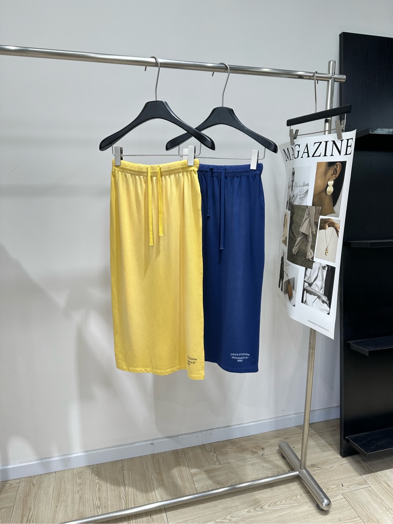 NO:840673,[AC Gradient Sitting Old Letters Mid-Length Guard Skirt] Fabric Cotton + Spandex Color Yellow, Dark Blue Acne Studios’ guard skirt is made of combed cotton pique mesh fabric, soft and breathable, super comfortable to wear in summer!  Straight mid-length style + elastic drawstring waist. It is not picky about your figure. It is easy to put on and take off. It covers the hips and makes you look slimmer. It is super friendly. There is brand embroidery on the hem, and the details are perfect. Match it with a Polo shirt of the same color. It is easy to get the Nordic minimalist style. It is also very versatile when worn alone. It is OK for daily outings and commuting!  Flat size S waist 60 elastic, hip 88 elastic, skirt length 74 M waist 64 elastic, hip 92 elastic, skirt length 75 L waist 68 elastic, hip 96 elastic, skirt length 76 Manual measurement will have an error of 2 to 3cm, which is within the normal range,,acne studios,dior,skirts,19860909【AC渐变坐旧字母中长卫半裙】 面料棉+氨纶 颜色黄色、深蓝 Acne Studios这款卫半裙 采用精梳棉珠地网眼面料,柔软透气 夏天穿超舒服！直筒中长款+松紧抽绳腰头 不挑身材,穿脱方便,遮胯显瘦超友好 下摆有品牌刺绣,细节满分 和同色Polo衫搭配 轻松get北欧极简风,单穿也很百搭 日常出街、通勤都OK！ 平铺尺码 S腰围60弹力,臀围88弹力,裙长74 M腰围64弹力,臀围92弹力,裙长75 L腰围68弹力,臀围96弹力,裙长76 手工测量会有2～3cm误差属于正常范围,,acne studios,dior,skirts,,Women's clothing