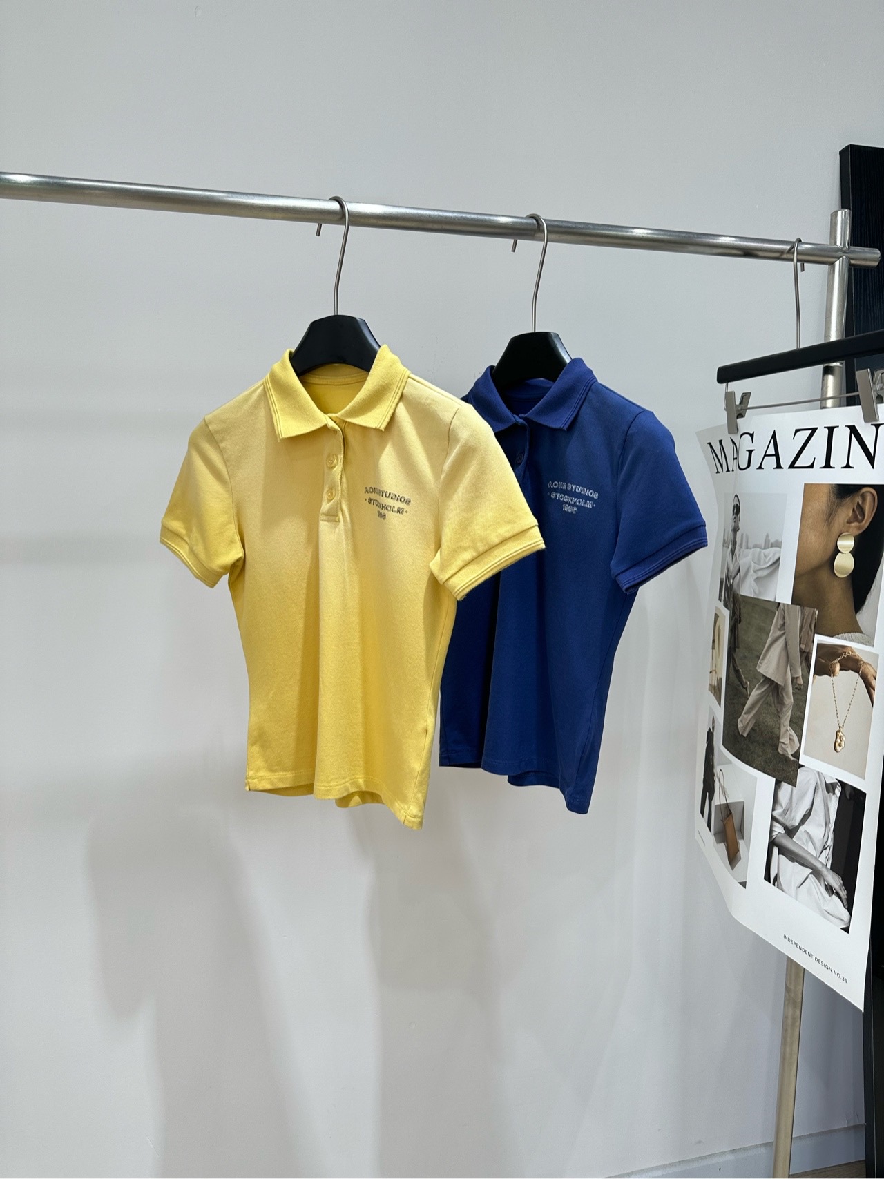 NO:840628,[Ac gradient distressed letter print polo short-sleeved T] Fabric cotton + spandex Color yellow, dark blue Acne Studios Polo shirt Short slim design, easily optimize body proportions Soft knitted fabric, comfortable and close-fitting, perfect for spring and summer!  The logo embossed on the chest is low-key and recognizable. The bright yellow color is white and energetic. Pair it with high-waisted pants or wide-leg pants for a dynamic and casual style that is easy to get!  Easy to control for daily commuting and casual occasions. Stylish and practical, it is one of the classic items of Acne Studios. Flat size S shoulder width 34, chest 80 stretch, length 51, sleeve length 18 M shoulder width 35, chest 84 stretch, length 52, sleeve length 19 L shoulder width 36, bust 88 stretch, dress length 53, sleeve length 20. There will be an error of 2 to 3cm due to manual measurement, which is normal,acne  studios,dior,T-shirt,19860909【Ac渐变做旧字母印花polo短袖T】 面料棉+氨纶 颜色黄色、深蓝 Acne Studios这款Polo衫 短款修身设计,轻松优化身材比例 柔软针织面料,穿着舒适贴身 春夏季节超适合！胸前压印徽标 低调又有辨识度 明亮黄色显白又元气,搭配高腰裤或阔腿裤 活力休闲风轻松get！ 日常通勤、休闲场合都能轻松驾驭 时尚又实用,是Acne Studios的经典单品之一 平铺尺码 S肩宽34,胸围80弹力,衣长51,袖长18 M肩宽35,胸围84弹力,衣长52,袖长19 L肩宽36,胸围88弹力,衣长53,袖长20 手工测量会有2～3cm误差属于正常范围,,acne studios,dior,T-shirt,,Women's clothing