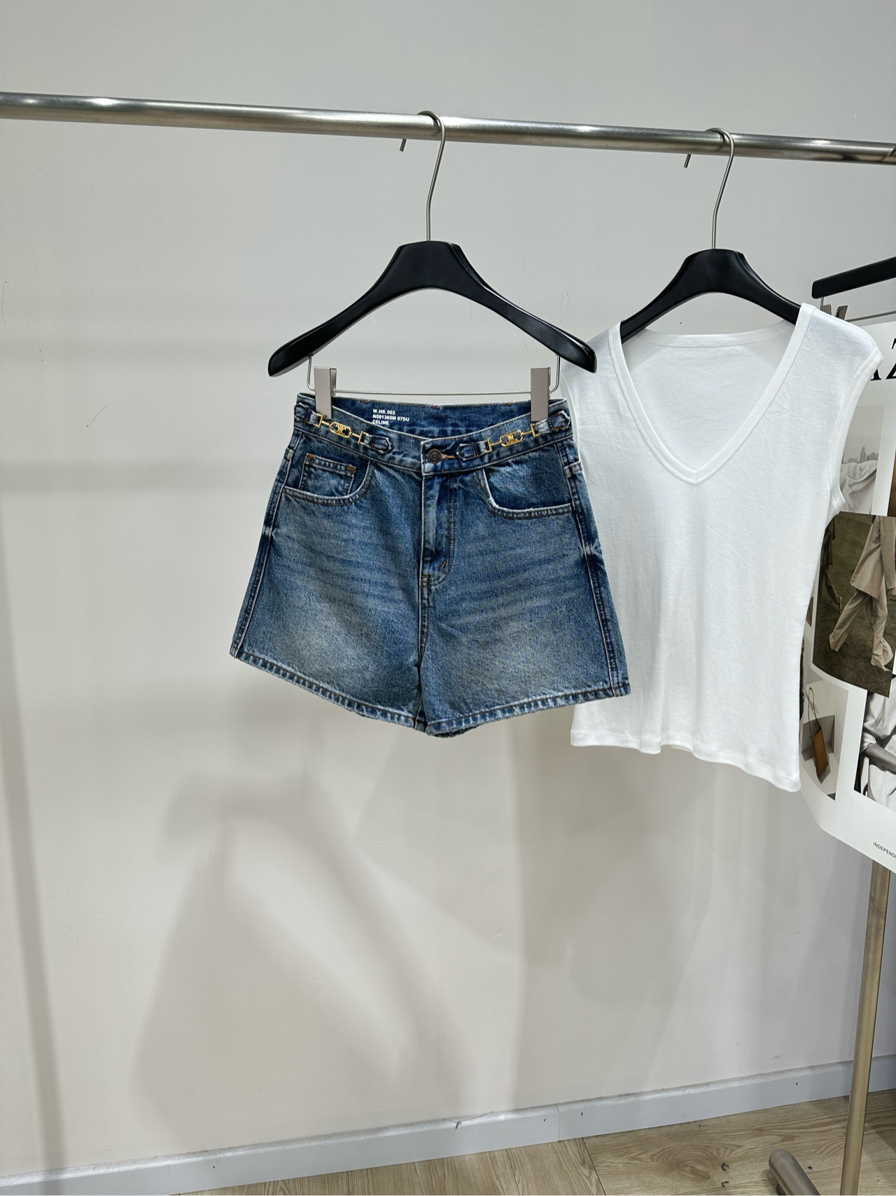 NO:841340,[CE blue Arc de Triomphe gold chain denim shorts] Fabric denim cotton Color blue CELINE 26SS high-waisted denim shorts Classic blue washed denim Metal chain decoration is super detailed The mid-high waist design modifies the waistline, showing straight legs, and is friendly to the pear-shaped figure!  The pants are of moderate length and can be easily used for daily commuting and leisure. They go well with T-shirts or shirts ~ The fabric is soft and breathable, making them super comfortable to wear in spring and summer. Fashionable and practical, it is a popular item of CELINE!  Flat size S waist 68, hip 96, trouser length 40 M waist 72, hip 100, trouser length 41 L waist 76, hip 104, trouser length 42 There will be an error of 2 to 3cm in manual measurement, which is within the normal range, celine, shorts, shirts, tees, t-shirt,19860909【ce蓝色凯旋门金链牛仔短裤】 面料牛仔棉 颜色蓝色 CELINE 26SS高腰牛仔短裤 经典蓝色水洗牛仔布 金属链条装饰超有细节感 中高腰设计修饰腰线,显腿直,梨形身材友好！ 裤长适中,日常通勤、休闲都能轻松驾驭 搭配T恤或衬衫都很OK～ 面料柔软透气,春夏穿超舒服 时髦又实用,是CELINE家的热门单品！ 平铺尺码 S腰围68,臀围96,裤长40 M腰围72,臀围100,裤长41 L腰围76,臀围104,裤长42 手工测量会有2～3cm误差属于正常范围,,celine,shorts,shirts,tees，t-shirt,,Women's clothing
