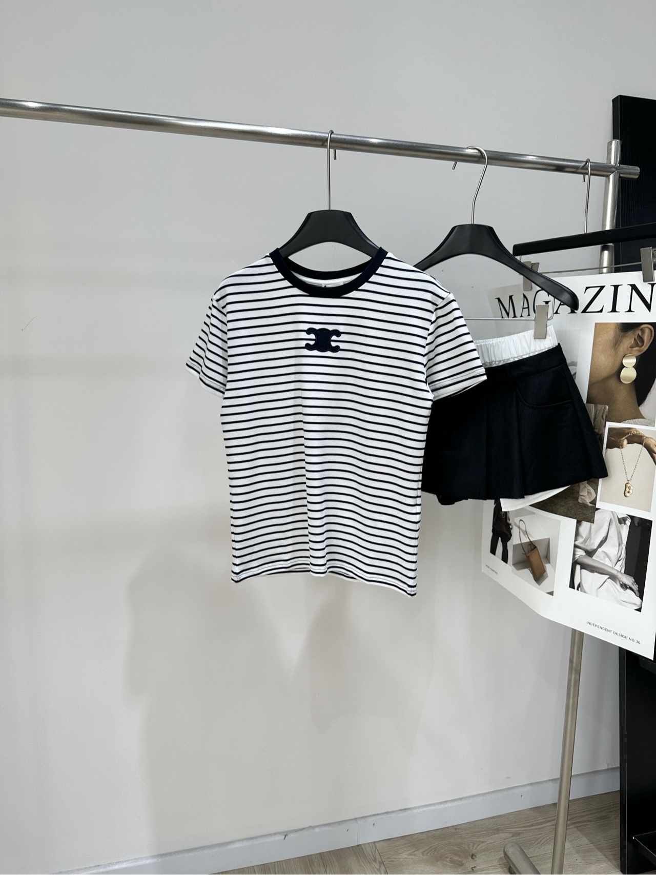 NO:841350,[ce Arc de Triomphe blue and white striped round neck short-sleeved T] Fabric cotton + spandex Color navy blue with white stripes CE This striped short-sleeve, navy blue with white horizontal stripes + dark embroidery on the chest, simple and detailed!  Made of elastic cotton material, soft and breathable, super comfortable to wear in summer~ Round neck + straight shoulder cut, modify the shoulder line, make you look slimmer and elegant. Loose fit, SML size is optional. It can be easily used for daily commuting and leisure. Pair it with jeans or casual pants, and you can easily get the Korean retro style!  Flat size S shoulder width 43, bust 90 elastic, length 56, sleeve length 16 M shoulder width 44, chest 94 stretch, length 57, sleeve length 17 L shoulder width 45, chest 98 stretch, length 58, sleeve length 18 Manual measurement will have an error of 2 to 3cm, which is normal,,jeans,T-shirt,19860909【ce凯旋门蓝白条纹圆领短袖T】 面料棉+氨纶 颜色藏蓝拼白条纹 CE这款条纹短袖 藏蓝拼白横条纹+胸前深色刺绣 简约又有细节感！ 弹力棉材质,柔软透气,夏天穿超舒服～ 圆领+正肩剪裁,修饰肩部线条 显瘦又显气质 宽松版型,SML尺码可选 日常通勤、休闲都能轻松驾驭 搭配牛仔裤或休闲裤 轻松get韩系复古风！ 平铺尺码 S肩宽43,胸围90弹力,衣长56,袖长16 M肩宽44,胸围94弹力,衣长57,袖长17 L肩宽45,胸围98弹力,衣长58,袖长18 手工测量会有2～3cm误差属于正常范围,,jeans,T-shirt,,Women's clothing