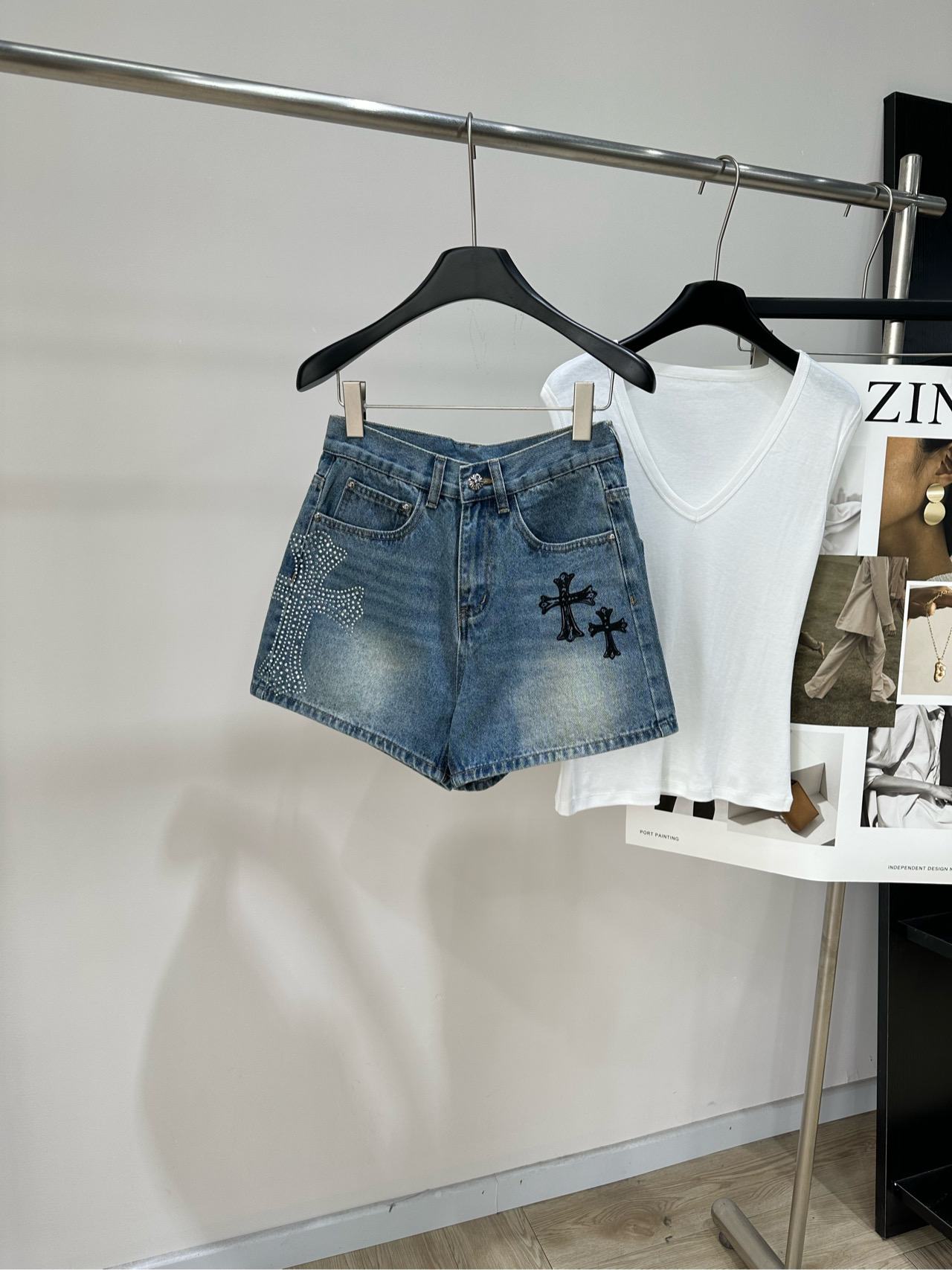 NO:841303,[Cro Heart Cross Hot Diamond Denim Shorts] Fabric Denim Cotton Color Blue These denim shorts are made of blue washed fabric and have a great retro distressed texture!  Black cross embroidery + sequin embellishments on both sides, full of personality. The high-waisted design modifies the waistline. Pair it with a short top or vest to easily create a summer casual style. The fabric is wear-resistant and breathable, suitable for daily wear or vacation. Comfortable and fashionable, it is a must-have and versatile item for the summer wardrobe!  Flat size S waist 68, hips 94, pants length 38 M waist 72, hips 98, pants length 39 L waist 76, hips 102, pants length 40 Manual measurement will have an error of 2 to 3cm, which is within the normal range,, chrome hearts, shorts,19860909【克罗心十字架烫钻牛仔短裤】 面料牛仔棉 颜色蓝色 这款牛仔短裤采用蓝色水洗面料 复古做旧质感超赞！ 两侧黑色十字架刺绣+亮片点缀,个性十足 高腰设计修饰腰线,搭配短上衣或背心 轻松打造夏日休闲风 面料耐磨透气,日常穿搭或度假都很合适 舒适又时髦,是夏季衣橱必备百搭单品！ 平铺尺码 S腰围68,臀围94,裤长38 M腰围72,臀围98,裤长39 L腰围76,臀围102,裤长40 手工测量会有2～3cm误差属于正常范围,,chrome hearts,shorts,,Women's clothing
