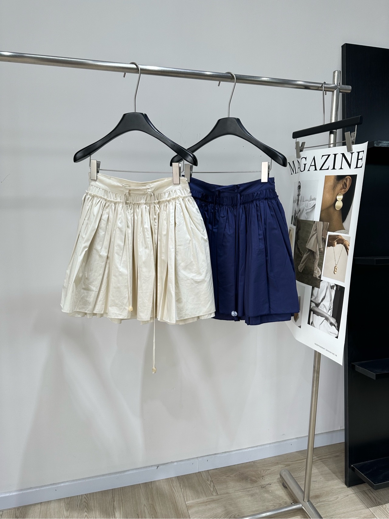 NO:841315,[Loe strapped flower bud double-layer pleated skirt] Fabric cotton Color beige, dark blue LOEWE Paula’s Ibiza series flower bud skirt is made of lightweight cotton poplin, layered A-line version, fluffy and natural, super breathable for summer wear!  The drawstring design at the waist modifies the waistline, making it comfortable and practical. It is gentle and versatile, and can be easily matched with shirts and T-shirts. It can be worn for commuting, vacations, and dates~ The skirt is full of layers and adds an elegant atmosphere. It is a must-have item in the summer wardrobe!  Flat size S (34) waist 68, skirt length 43 M (36) waist 72, skirt length 44 L (38) waist 76, skirt length 45 There will be an error of 2 to 3cm in manual measurement, which is within the normal range, loewe, skirts, shirts, tees, t-shirt,19860909【Loe绑带花苞双层百褶半裙】 面料棉 颜色米杏色、深蓝色 LOEWE Paula’s Ibiza系列花苞半裙 采用轻盈棉府绸,分层A字版型 蓬松自然,夏天穿超透气！ 腰部抽绳设计,修饰腰线,舒适又实用 温柔百搭,轻松搭配衬衫、T恤 通勤、度假、约会都能hold住～ 裙摆层次感满满,优雅氛围感直接拉满 是夏日衣橱必备单品！ 平铺尺码 S（34）腰围68,裙长43 M（36）腰围72,裙长44 L（38）腰围76,裙长45 手工测量会有2～3cm误差属于正常范围,,loewe,skirts,shirts,tees，t-shirt,,Women's clothing