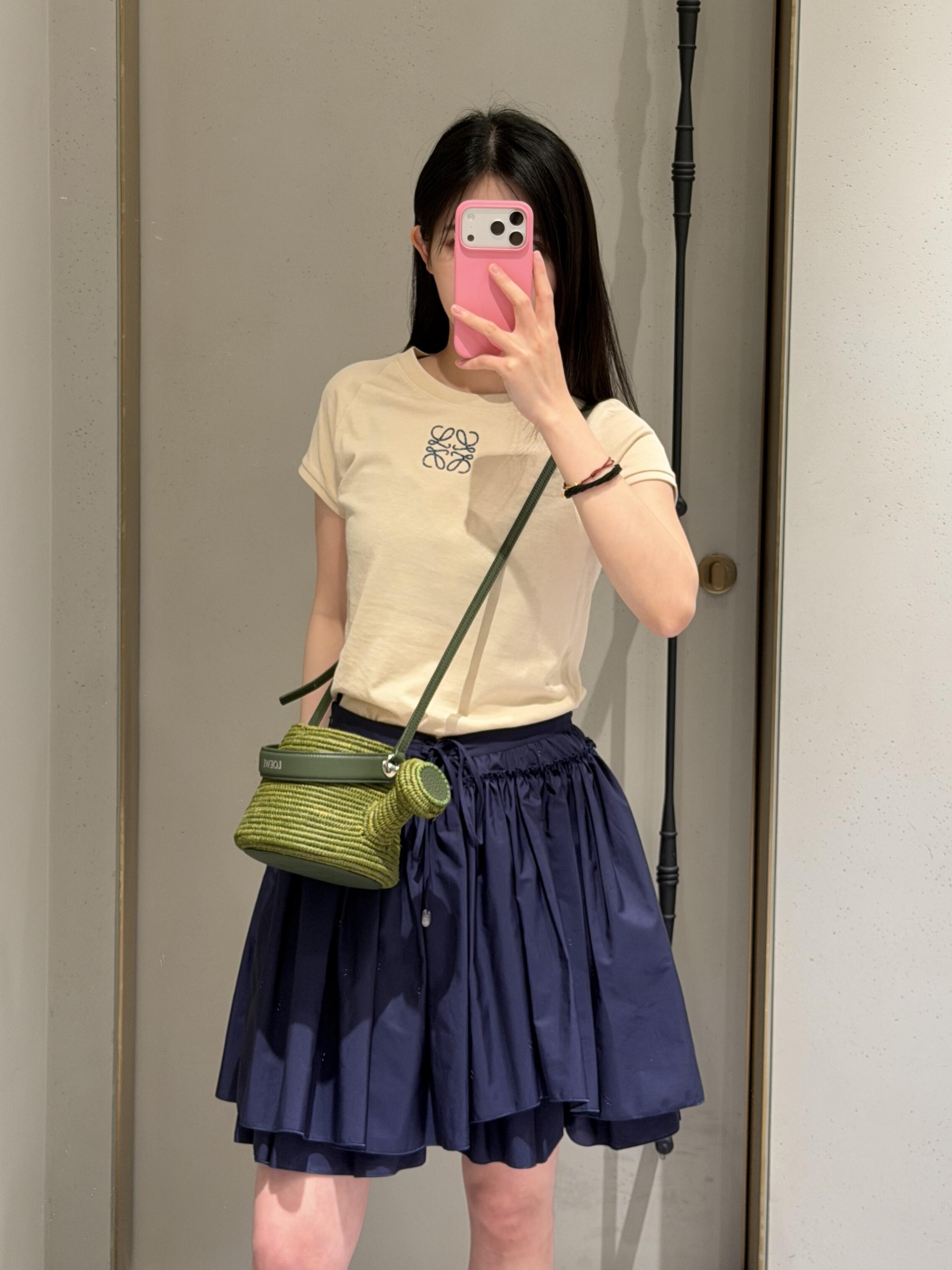 NO:842179,Round neck + slim fit, the Anagram embroidery on the chest is super recognizable. The off-white color is versatile and can be easily worn for commuting and vacation. Pair it with jeans or skirts, simple and advanced, skirts, jeans,19860909圆领+修身剪裁,胸前Anagram刺绣超有辨识度 米白色百搭,通勤、度假都能轻松驾驭 搭配牛仔裤或半裙,简约又高级,,skirts,jeans,,Women's clothing