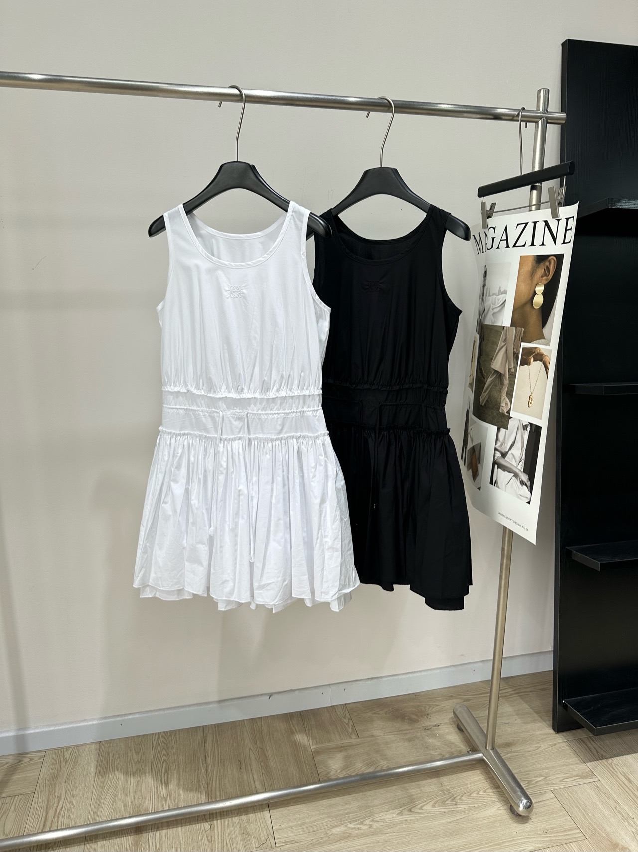 NO:841326,[Loe black and white strappy pleated sleeveless vest dress] Fabric cotton Color white, black LOEWE 2026 spring and summer series sleeveless dress Made of poplin cotton, soft and crisp, super comfortable to wear!  The double-layer skirt + drawstring at the waist easily outlines the waistline. It looks slim and smart. The low-key embroidered logo on the chest gives a full sense of brand. The sleeveless design is refreshing and neat, which is perfect for summer. It can be easily worn on dates, commuting or vacations~ Pair it with a knitted cardigan or straw bag to enhance the atmosphere!  Flat size S (34) shoulder width 30, bust 94, skirt length 86 M (36) shoulder width 31, bust 98, skirt length 87 L (38) shoulder width 32, bust 102, skirt length 88 Manual measurement will have an error of 2 to 3cm, which is within the normal range, loewe, espadrilles, skirts,19860909【Loe黑白绑带百褶无袖背心裙】 面料棉 颜色白色、黑色 LOEWE 2026春夏系列无袖连衣裙 选用府绸棉,柔软又挺括,穿着超舒适！ 双层裙摆+腰间抽绳,轻松勾勒腰线 显瘦又灵动 胸口低调刺绣徽标,品牌感满满 无袖设计清爽利落,夏天穿超合适 无论约会、通勤还是度假都能轻松驾驭～ 搭配针织开衫或草编包,氛围感直接拉满！ 平铺尺码 S（34）肩宽30,胸围94,裙长86 M（36）肩宽31,胸围98,裙长87 L（38）肩宽32,胸围102,裙长88 手工测量会有2～3cm误差属于正常范围,,loewe,espadrilles,skirts,,Women's clothing