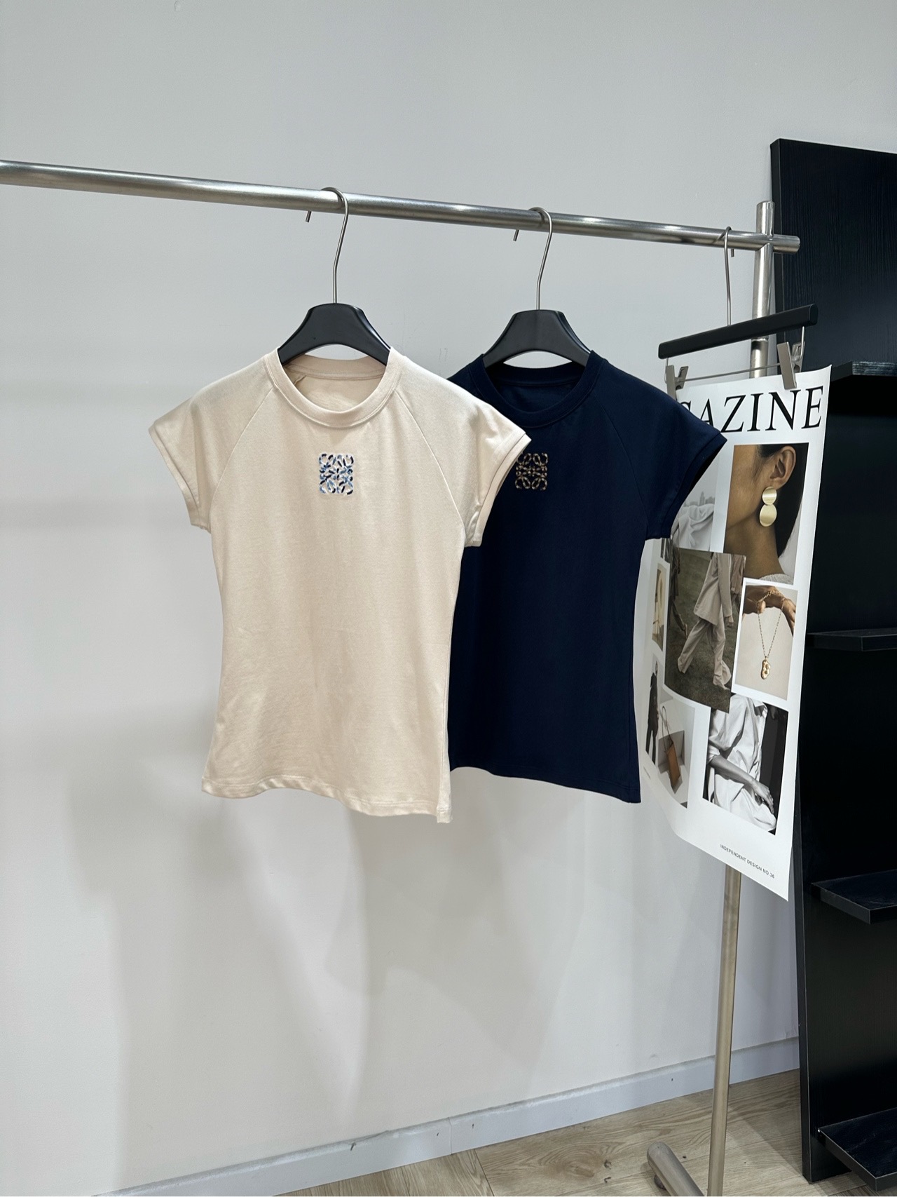 NO:842169,[loe neckline cable embroidery raglan short-sleeved T] Fabric cotton Color apricot, navy blue Loewe Paula’s Ibiza series short-sleeved pure cotton material Soft and skin-friendly, super comfortable to wear in summer!  Round neck + slim fit, the Anagram embroidery on the chest is super recognizable. The off-white color is versatile and can be easily worn for commuting and vacation. Pair it with jeans or a skirt, simple and high-end, and you can easily get a refreshing summer look!  Flat size S Raglan sleeves, chest circumference 80, length 57, shoulder sleeve length 21 M Raglan sleeves, chest circumference 84, length 58, shoulder sleeve length 22 L Raglan sleeves, chest circumference 88, length 59, shoulder length 23 There will be an error of 2 to 3cm in manual measurement, which is within the normal range, loewe, loewe, skirts, jeans, T-shirt,19860909【loe领口绞花刺绣插肩短袖T】 面料棉 颜色杏色、藏蓝 罗意威Paula’s Ibiza系列短袖 纯棉材质 柔软亲肤,夏天穿超舒服！ 圆领+修身剪裁,胸前Anagram刺绣超有辨识度 米白色百搭,通勤、度假都能轻松驾驭 搭配牛仔裤或半裙,简约又高级 轻松get夏日清爽look！ 平铺尺码 S插肩袖,胸围80,衣长57,肩袖长21 M插肩袖,胸围84,衣长58,肩袖长22 L插肩袖,胸围88,衣长59,肩袖长23 手工测量会有2～3cm误差属于正常范围,,loewe,loewe,skirts,jeans,T-shirt,,Women's clothing