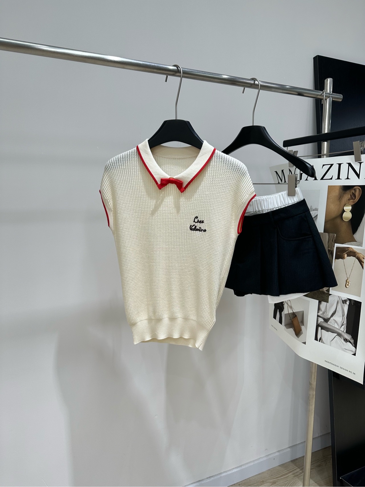 NO:842202,[VT red edge bow small lapel knitted top] Fabric Tencel cotton Color beige red edge Valenti*o FW early autumn new off-white knitted Polo shirt yb development!  High quality production!  The small lapel design with a delicate bow is full of details, and the words 'Chez Valenti*o' on the chest highlight the unique style. The hollow jacquard design has a girlish style that reduces age and sweetness, and the unflattering shape makes the upper body look slimmer!  You don’t need a beautiful upper body!  Flat size S shoulder width 48, chest circumference 84 stretch, length 55 M shoulder width 49, bust 88 stretch, length 56 L shoulder width 50, bust 92 stretch, length 57 Manual measurement will have an error of 2~3cm, which is within the normal range,,valentino,19860909【VT红边蝴蝶结小翻领针织上衣】 面料天丝棉 颜色米色红边 Valenti*o FW早秋新款米白色针织Polo衫 yb开发！高版出品！ 小翻领设计搭配精致蝴蝶结 细节感满满,胸口处的“Chez Valenti*o”字样 彰显独特格调.缕空提花设计 气质少女风减龄甜美气息 不挑人版型上身巨显瘦！ 上身美的不要不要的！ 平铺尺码 S肩宽48,胸围84弹力,衣长55 M肩宽49,胸围88弹力,衣长56 L肩宽50,胸围92弹力,衣长57 手工测量会有2~3cm误差属于正常范围,,valentino,,Women's clothing