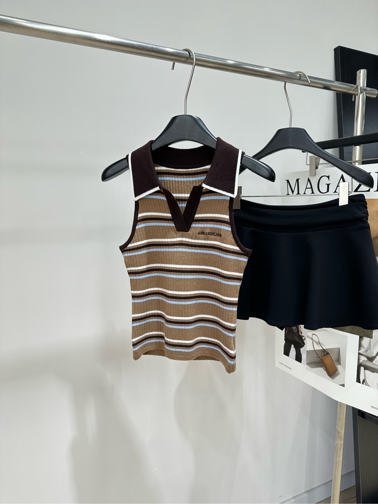 NO:842222,[Ann coffee striped polo sleeveless knitted vest] Fabric wool blend Color coffee stripes ANN ANDELMAN early spring new POLO collar striped knitted vest Contrast color design has a super American retro feel!  Brown + blue and white stripes, dark brown lapels, slim fit. The knitted fabric has good elasticity, fits the body shape, and is super comfortable to wear in spring and summer. The small V-shaped lapels modify the neck line. It looks great with jeans or skirts. It can be easily used for commuting, dating, and daily life. It is a versatile artifact in the wardrobe. It has both design and practicality, and is a must-have for fashion. Flat size S shoulder width 26, bust 66 stretch, length 50 M shoulder width 27, bust 70 stretch, length 51  L shoulder width 28, bust 74 stretch, length 52. There will be an error of 2~3cm in manual measurement, which is within the normal range. Skirts, jeans,19860909【Ann咖色条纹polo无袖针织背心】 面料羊毛混纺 颜色咖色条纹 ANN ANDELMAN早春新款 POLO领条纹针织背心 撞色设计超有美式复古感！ 棕色+蓝白条纹,深棕翻领,修身剪裁 针织面料弹性好,贴合身形,春夏穿超舒服 V字小翻领修饰颈部线条 搭牛仔裤或半裙都很出片 通勤、约会、日常都能轻松驾驭 是衣橱百搭神器 设计感与实用性兼具,时髦精必入 平铺尺码 S肩宽26,胸围66弹力,衣长50 M肩宽27,胸围70弹力,衣长51 L肩宽28,胸围74弹力,衣长52 手工测量会有2~3cm误差属于正常范围,,skirts,jeans,,Women's clothing