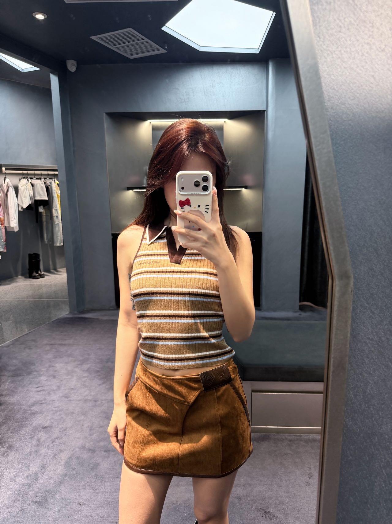 NO:842225,The contrasting color design has an American retro feel!  Brown + blue and white stripes, dark brown lapels, slim fit,,19860909撞色设计超有美式复古感！ 棕色+蓝白条纹,深棕翻领,修身剪裁,,,Women's clothing