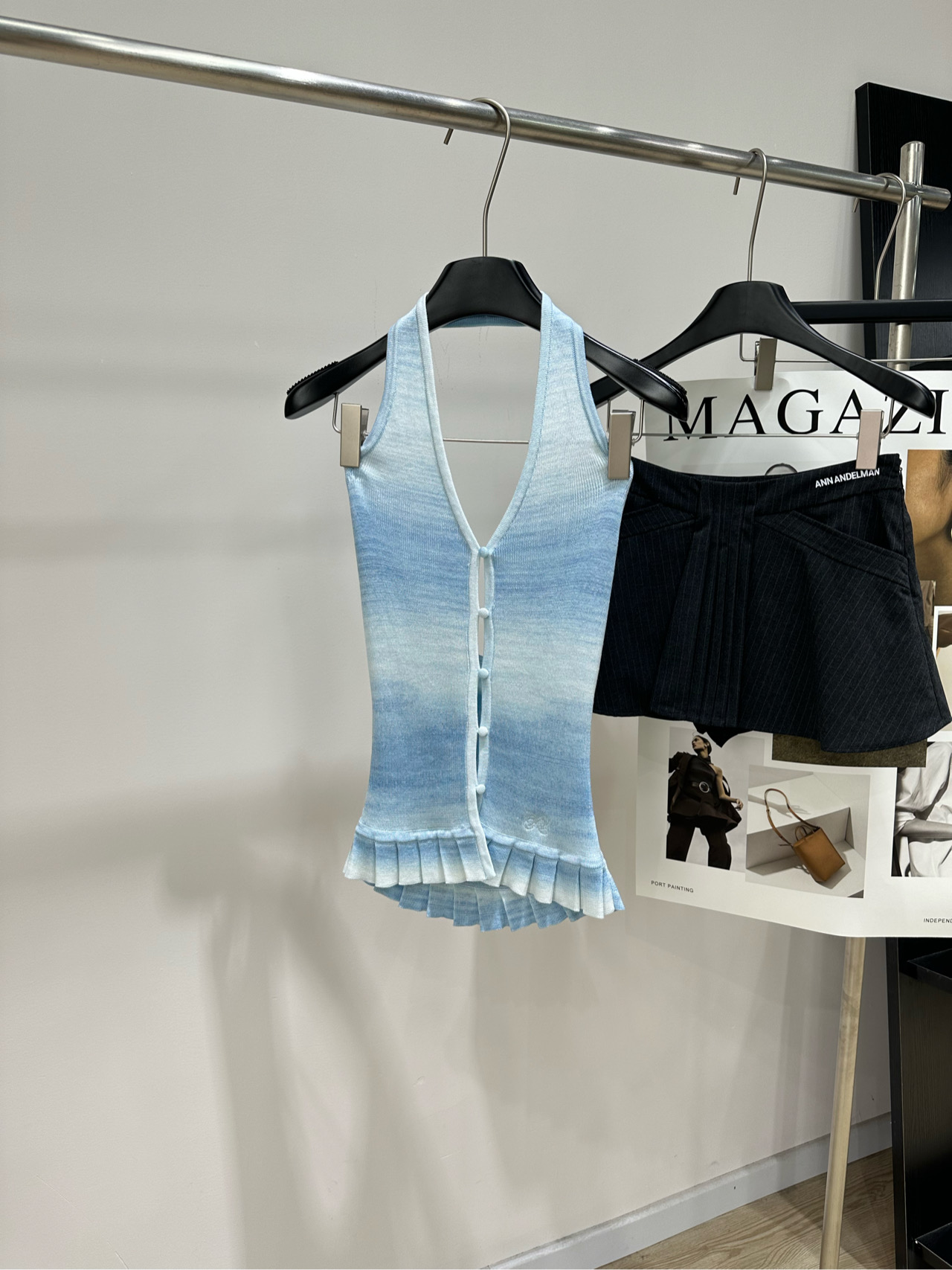 NO:842184,[Ann's Light Blue Gradient Knitted V-Neck Halter Vest] The fabric is Lysol and the color is light blue. ANN ANDELMAN's woolen gradient halter top has a light blue + white gradient design, which is fresh and has a summer vacation atmosphere. The halter neck + slim tailoring, super shows the shoulder and neck lines. The short version is paired with high-waisted pants/skirts, and the body proportions are straightened out!  The woolen material is light and breathable, making it super comfortable to wear in summer. It is suitable for daily outings or vacations~ It is a high-end fashion item with perfect texture!  Flat size S bust 66 stretch, length 61 M bust 70 stretch, length 62 L bust 74 stretch, length 63 Manual measurement will have an error of 2 to 3cm, which is normal,,skirts,19860909【Ann浅蓝渐变针织V领挂脖背心】 面料来赛尔 颜色浅蓝 ANN ANDELMAN这款毛织渐变挂脖背心 浅蓝+白色渐变设计,清新又有夏日度假氛围感 挂脖+修身剪裁,超显肩颈线条 短款版型搭高腰裤/裙,身材比例直接拉满！ 毛织材质轻薄透气,夏天穿超舒服 日常出街or度假都很适合～ 属于高端时尚单品,质感满分！ 平铺尺码 S胸围66弹力,衣长61 M胸围70弹力,衣长62 L胸围74弹力,衣长63 手工测量会有2～3cm误差属于正常范围,,skirts,,Women's clothing