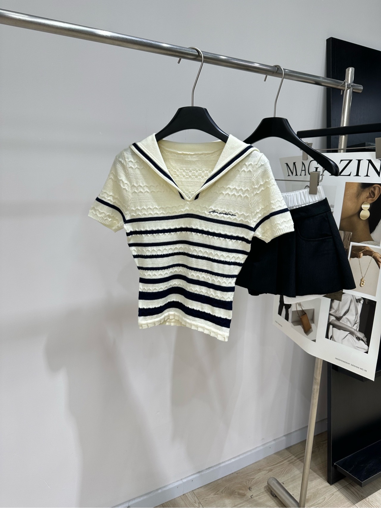 NO:842188,[Ann's beige-blue striped navy V-neck knitted short-sleeve] Fabric wool blend Color beige-blue striped Ann's knitted short-sleeve adopts a classic navy collar design with contrasting stripes, simple and retro, light and breathable, super comfortable to wear in summer!  The short-sleeved loose version is slim and versatile. It can be worn in daily commuting and casual occasions. Pair it with white bottoms or jeans to easily get the Korean casual style~ It has both design and practicality, fashionable and effortless!  Flat size S shoulder width 37, bust 76 stretch, length 51, sleeve length 20 M shoulder width 38, chest 80 stretch, length 52, sleeve length 21 L shoulder width 39, chest 84 stretch, length 53, sleeve length 22 Manual measurement will have an error of 2 to 3cm, which is normal,,jeans,T-shirt,19860909【Ann米蓝条纹海军V领针织短袖】 面料羊毛混纺 颜色米蓝条纹 Ann这款针织短袖采用经典海军领设计 撞色条纹搭配,简约又复古,轻薄透气 夏天穿超舒服！短袖宽松版型,显瘦又百搭 日常通勤、休闲场合都能hold住 搭配白色下装或牛仔裤 轻松get韩系休闲风～ 设计感和实用性兼具,时髦又不费力！ 平铺尺码 S肩宽37,胸围76弹力,衣长51,袖长20 M肩宽38,胸围80弹力,衣长52,袖长21 L肩宽39,胸围84弹力,衣长53,袖长22 手工测量会有2～3cm误差属于正常范围,,jeans,T-shirt,,Women's clothing