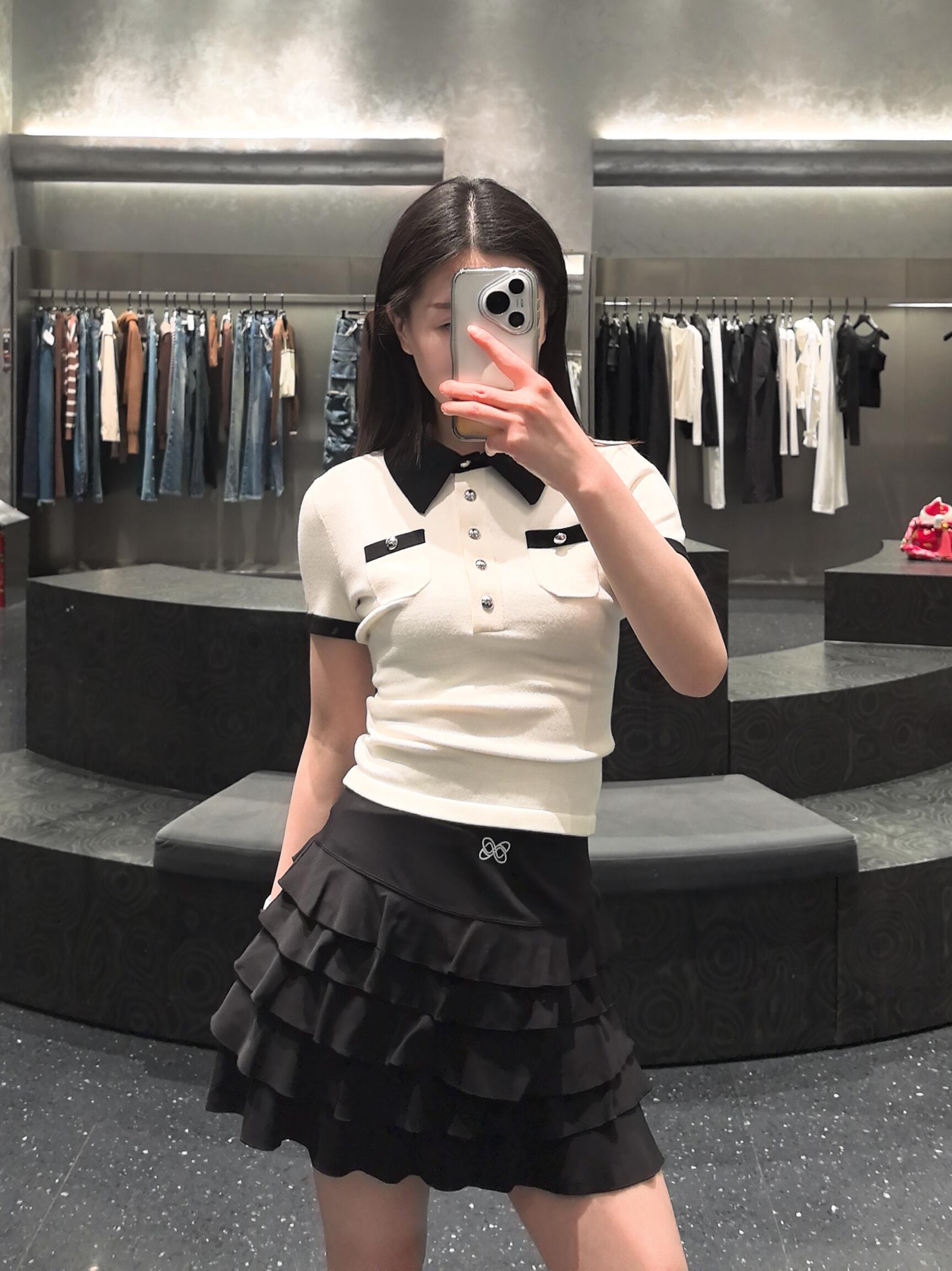 NO:842201,The layered ruffle design is full of three-dimensionality, and the sweet and cool style is easy to achieve!  The high-waist cut modifies the waistline, making you appear slimmer and taller,19860909层叠荷叶边设计,立体感满满 甜酷风格轻松拿捏！ 高腰剪裁修饰腰线,显瘦又显高,,,Women's clothing