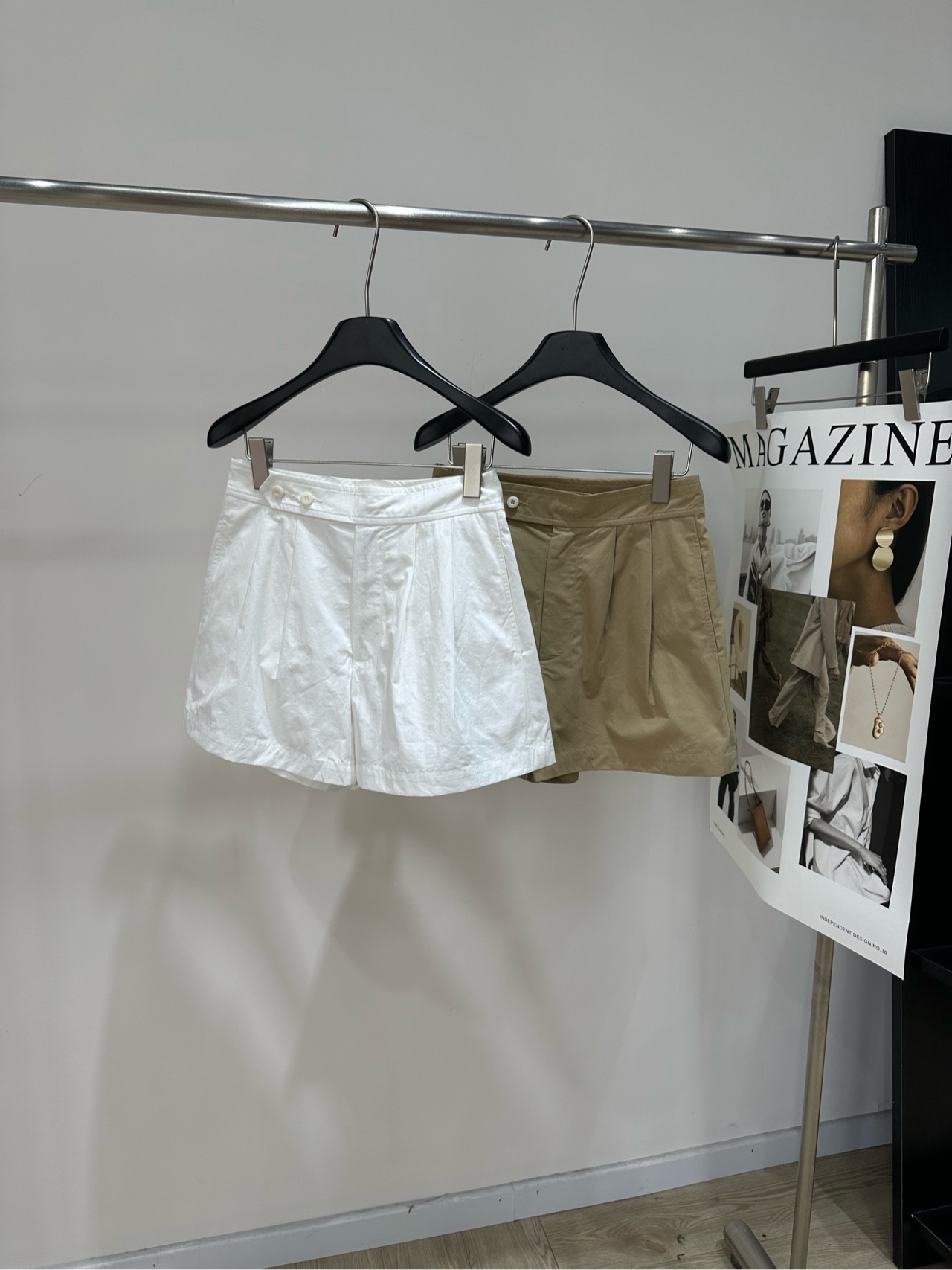 NO:842206,[Ralph two-color side button casual shorts] Made of 100% cotton, color, white, khaki. Ralph Lauren's white high-waisted wide-leg shorts are made of light and breathable cotton fabric, super comfortable to wear in summer!  High-waisted elastic design, slim and tolerant. Friendly for pear-shaped figures or small people~ Front button decoration, full of details. Loose version, free of movement. Easy to control for daily commuting and leisure. Pair with black Polo shirt or simple top. Refreshing and fashionable, you can easily get the summer atmosphere!  Flat size S waist 70, hip 102, trouser length 39 M waist 74, hip 106, trouser length 40 L waist 78, hip 110, trouser length 41 There will be an error of 2 to 3cm in manual measurement, which is within the normal range,,shorts,19860909【拉夫双色侧纽扣休闲短裤】 面料全棉 颜色,白色、卡其色 拉夫劳伦这款白色高腰阔腿短裤 采用轻薄透气棉质面料,夏天穿超舒服！ 高腰松紧设计,显瘦又包容 梨形身材或小个子都友好～ 正面纽扣装饰,细节感满满 宽松版型,活动自如 日常通勤、休闲都能轻松驾驭 搭配黑色Polo衫或简约上衣 清爽又时髦,轻松get夏日氛围感！ 平铺尺码 S腰围70,臀围102,裤长39 M腰围74,臀围106,裤长40 L腰围78,臀围110,裤长41 手工测量会有2～3cm误差属于正常范围,,shorts,,Women's clothing