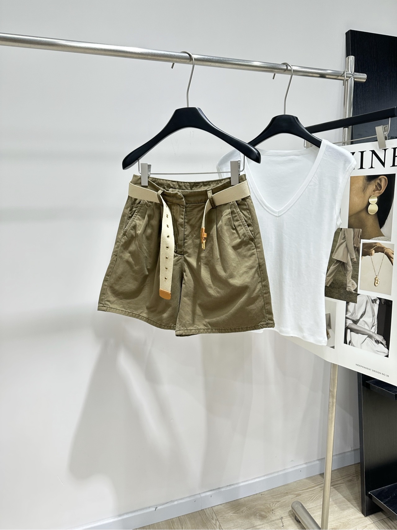 NO:842893,[M khaki belt work casual shorts] Fabric cotton Color khaki Miu khaki shorts, high-waisted A-line version Cotton fabric is soft and breathable, super comfortable to wear in summer!  Loose tailoring + pleated design, full of layers, showing slim legs and modifying the shape of the legs. The belt is made of canvas and has metal fasteners. It is practical and beautiful, and can be easily matched with various tops. It is OK for commuting and leisure!  Retro college style, comfortable and fashionable, it is a classic Miu Miu item. The texture is really amazing. Flat size S waist 66, hip 100, trouser length 43 M waist 70, hip 104, trouser length 44 L waist 74, hip 108, trouser length 45 There will be an error of 2 to 3cm in manual measurement, which is normal,,miumiu,shorts,19860909【M卡其色腰带工装休闲短裤】 面料棉 颜色卡其色 Miu卡其色短裤,高腰A字版型 棉质面料柔软透气,夏天穿超舒服！ 宽松剪裁+褶皱设计,层次感满满 显腿细又修饰腿型 腰带是帆布材质,金属扣件 实用又好看,轻松搭配各种上衣 通勤休闲都OK！复古学院风 舒适时髦,是Miu Miu经典单品 质感真的绝了 平铺尺码 S腰围66,臀围100,裤长43 M腰围70,臀围104,裤长44 L腰围74,臀围108,裤长45 手工测量会有2～3cm误差属于正常范围,,miumiu,shorts,,Women's clothing