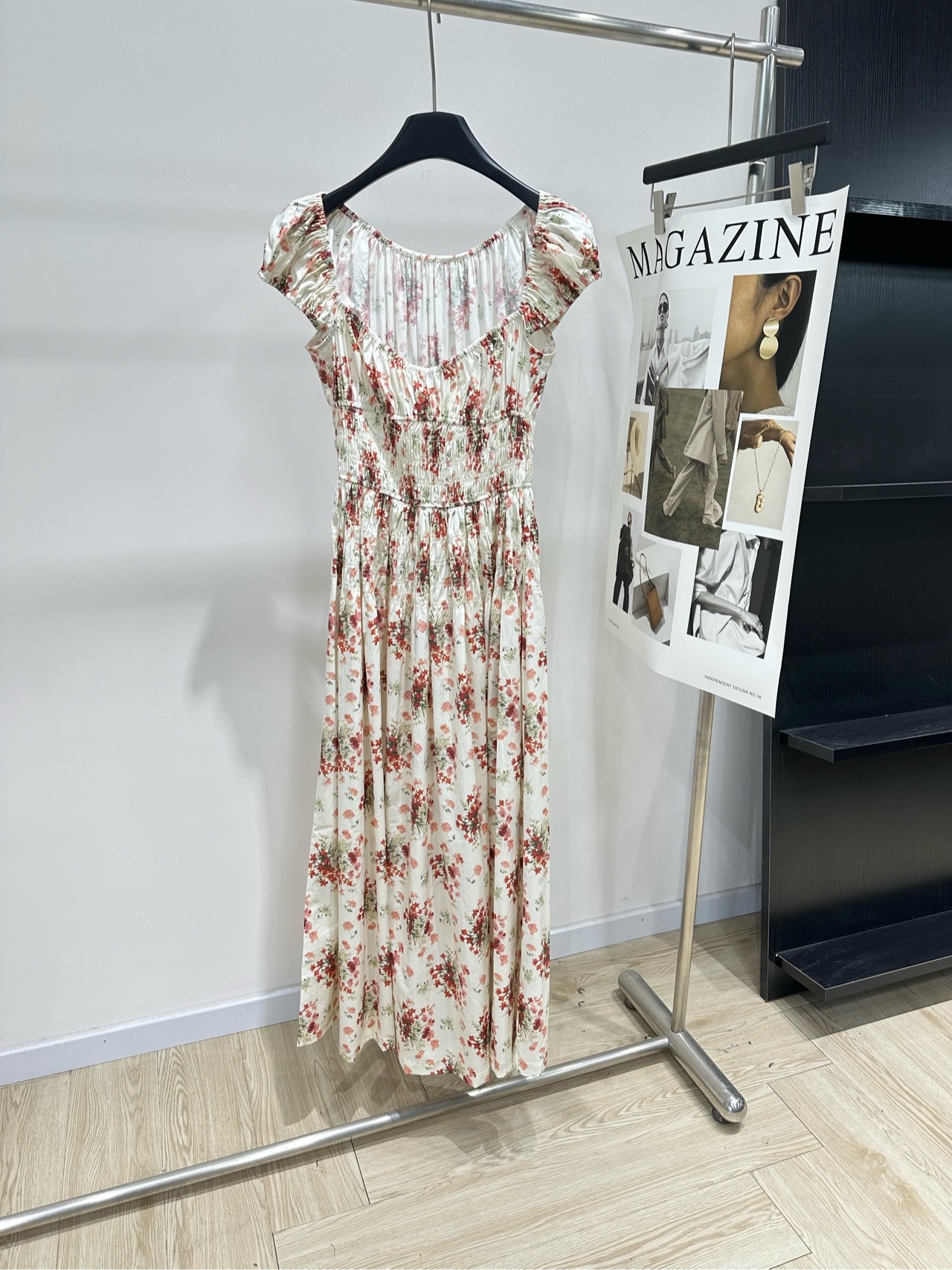 NO:842905,[Doen orange-red floral short-sleeved dress] Fabric cotton Color picture color Doen red floral dress, French retro pastoral style Milky white bottom with small red floral flowers Gentle and whitening, friendly to yellow skin!  The square neck + wrapped shoulder sleeves modify the shoulders and neck, and the waist is cinched. It can be easily controlled by pear-shaped or chubby sisters. The skirt is draped and elegant, and the fabric is soft and breathable. It is super comfortable to wear in spring and summer~ It can be worn for daily life, dating, and vacation. Pair it with a knitted cardigan or straw bag for a perfect atmosphere. Flat size S bust 96, waist 60 stretch, skirt length 125 M bust 100, waist 64 stretch, skirt length 126  L bust 104, waist 68 elastic, skirt length 127. Manual measurement will have an error of 2 to 3cm, which is within the normal range, espadrilles, skirts, T-shirts,19860909【Doen橙红色碎花短袖连衣裙】 面料棉 颜色图片色 Doen红碎花连衣裙,法式复古田园风 奶白底配红色小碎花 温柔显白,黄皮友好！方领+包肩袖修饰肩颈 腰部打揽收腰 梨形身材或微胖姐妹都能轻松驾驭 裙摆垂坠飘逸,面料柔软透气,春夏穿超舒服～ 日常、约会、度假都能穿 搭配针织开衫或草编包,氛围感满分 平铺尺码 S胸围96,腰围60弹力,裙长125 M胸围100,腰围64弹力,裙长126 L胸围104,腰围68弹力,裙长127 手工测量会有2～3cm误差属于正常范围,,espadrilles,skirts,T-shirt,,Women's clothing