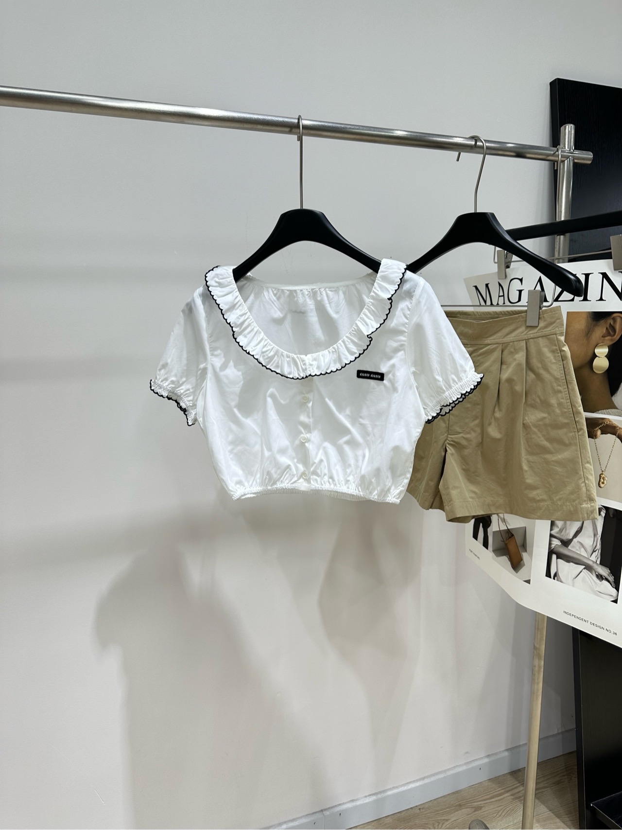 NO:844366,[M white black lace collar short-sleeved shirt] Fabric cotton Color white Miu*26SS series ruffled short-sleeved top Pure cotton material, soft and comfortable, perfect for spring and summer!  White main color + black wavy ruffles, full score for sweet retro style. Short cut to raise the waistline, match with high-waisted pants or skirts. Easily switch between sweet and cool or retro style. The puff sleeve design is very girly. It is very popular for daily outings, dates, and photo shoots. It is a must-have for fans of the details and brand fans!  Flat size S shoulder width 38, bust 92, length 39, sleeve length 19 M shoulder width 39, chest 96, length 40, sleeve length 20 L shoulder width 40, chest 100, length 41, sleeve length 21 Manual measurement will have an error of 2~3cm, which is within the normal range,,miumiu,skirts,shirts,T-shirt,19860909【M白色黑花边领短款短袖衬衫】 面料棉 颜色白色 Miu*26SS系列荷叶边短袖上衣 纯棉材质,柔软舒适,春夏穿超合适！ 白色主色+黑色波浪荷叶边 甜美复古风满分 短款剪裁拉高腰线,搭配高腰裤或半裙 轻松切换甜酷or复古风 泡泡袖设计少女感爆棚 日常出街、约会、拍照都很出片 细节控和品牌粉丝必入！ 平铺尺码 S肩宽38,胸围92,衣长39,袖长19 M肩宽39,胸围96,衣长40,袖长20 L肩宽40,胸围100,衣长41,袖长21 手工测量会有2~3cm误差属于正常范围,,miumiu,skirts,shirts,T-shirt,,Women's clothing