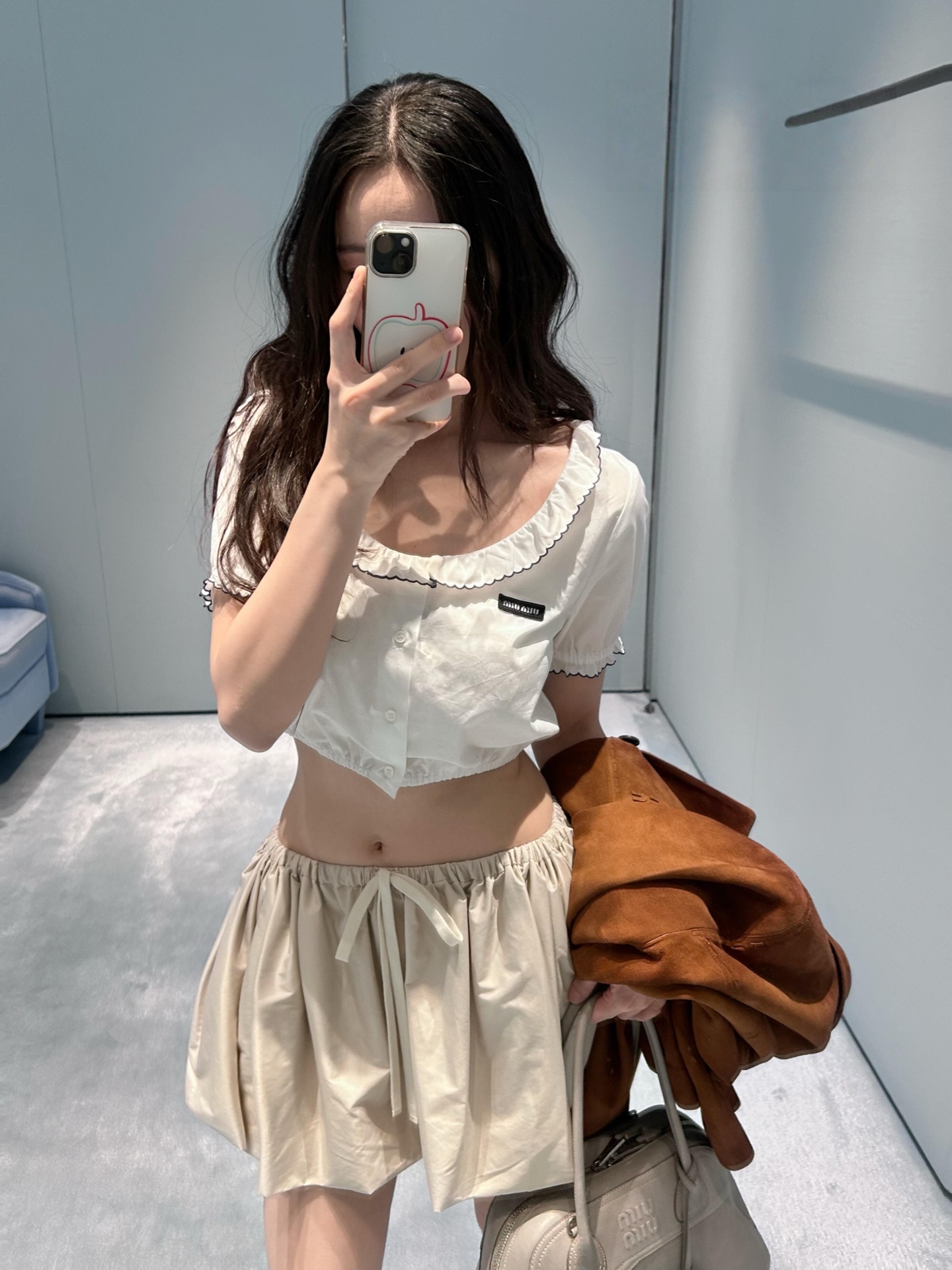 NO:844371,White main color + black wavy ruffles, full score for sweet retro style. Short cut to raise the waistline, paired with high-waisted pants or skirts, skirts,19860909白色主色+黑色波浪荷叶边 甜美复古风满分 短款剪裁拉高腰线,搭配高腰裤或半裙,,skirts,,Women's clothing
