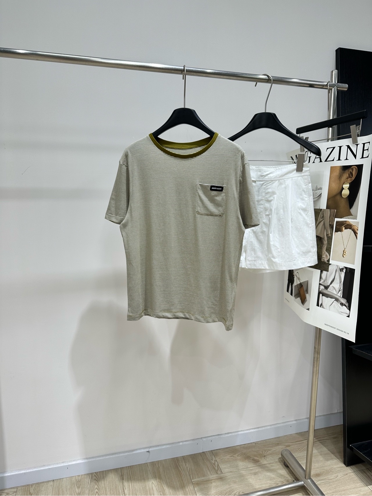 NO:844376,[M olive green pinstripe round neck short-sleeved T] Fabric cotton Color olive green stripes Miu's olive green striped T-shirt is made of pure cotton, soft and breathable, super comfortable to wear in summer!  Pinstripes + contrasting collar, simple and recognizable. Small chest pockets with brand labels, full of details. Loose straight fit, tolerant of various body types. It feels loose when paired with jeans or shorts. It can be easily used for daily leisure and commuting ~ Flat size S shoulder width 47, chest 102, length 62, sleeve length 20 M shoulder width 48, chest 106, length 63, sleeve length 21  L shoulder width 49, chest 110, length 64, sleeve length 22. There will be an error of 2~3cm in manual measurement, which is within the normal range. Miumiu, shorts, jeans, T-shirt, tees, t-shirt,19860909【M橄榄绿细条纹圆领短袖T】 面料棉 颜色橄榄绿条纹 Miu这款橄榄绿条纹T恤,采用纯棉 柔软透气,夏天穿超舒服！ 细条纹+撞色领口,简约又有辨识度 胸前小口袋配品牌标签,细节满分 宽松直筒版型,包容多种身材 随便搭牛仔裤或短裤都很有松弛感 日常休闲、通勤都能轻松驾驭～ 平铺尺码 S肩宽47,胸围102,衣长62,袖长20 M肩宽48,胸围106,衣长63,袖长21 L肩宽49,胸围110,衣长64,袖长22 手工测量会有2~3cm误差属于正常范围,,miumiu,shorts,jeans,T-shirt,tees，t-shirt,,Women's clothing