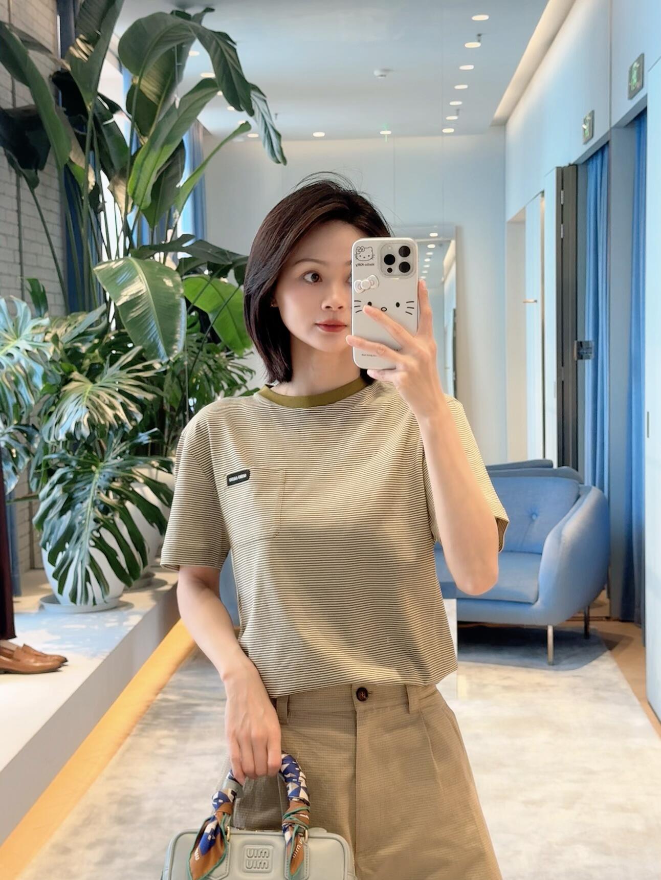 NO:844381,Pinstripes + contrasting collar, simple and recognizable. Small chest pocket with brand label, full of details. Loose straight fit, tolerant of various body shapes.19860909细条纹+撞色领口,简约又有辨识度 胸前小口袋配品牌标签,细节满分 宽松直筒版型,包容多种身材,,,Women's clothing