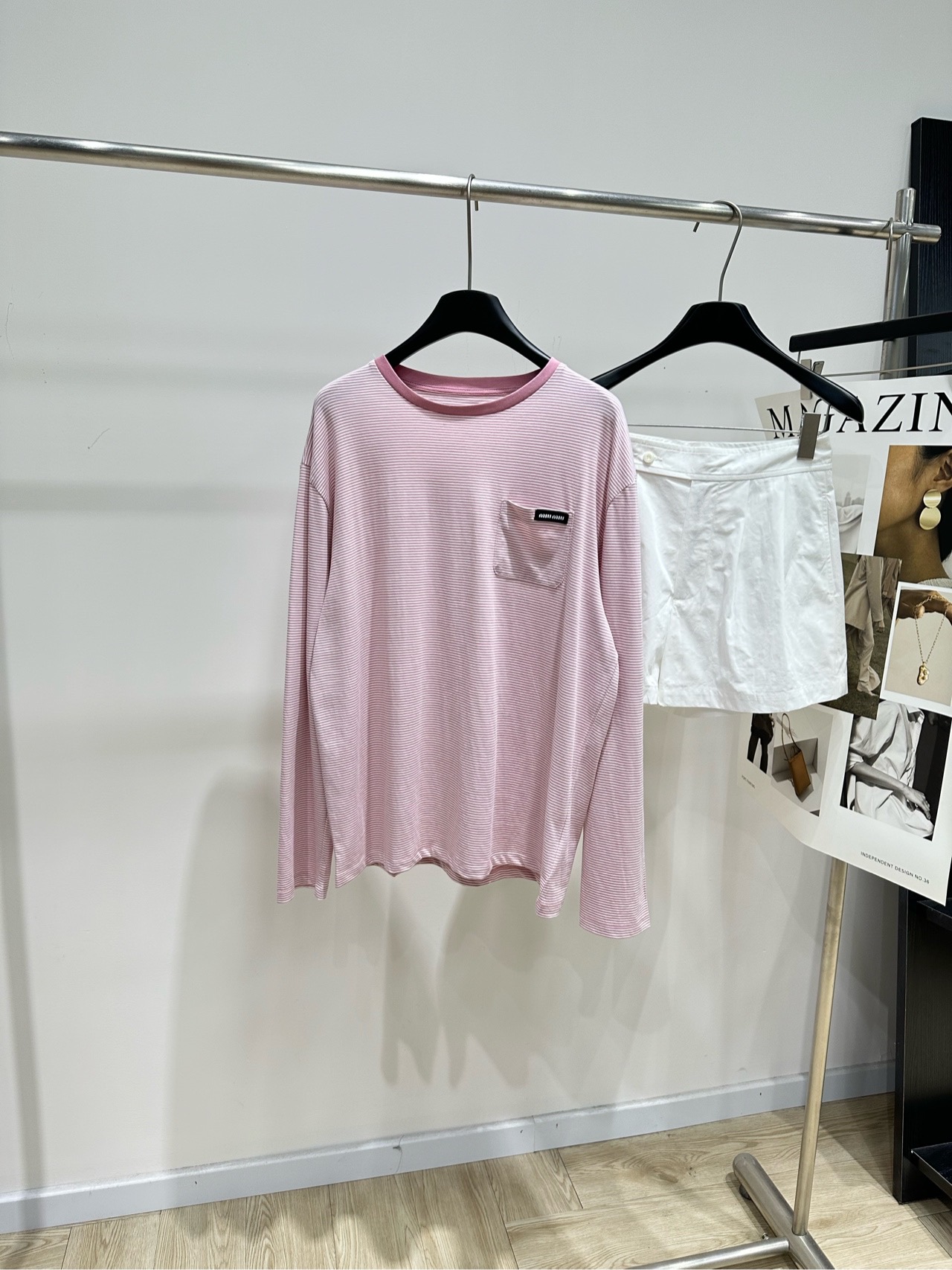 NO:844386,[M pink and white pinstripe single pocket round neck long-sleeved T-shirt] Fabric cotton Color pink and white stripes Miu cherry blossom pink striped long-sleeved T-shirt Pink and white pinstripe design, small chest pocket + black label logo High degree of recognition Soft cotton fabric, skin-friendly and breathable, super comfortable to wear in spring and summer!  The oversize version is loose and slimming. It is OK to wear alone or layered. It looks great with pleated skirts and jeans ~ It can be easily used for daily life, dating, and sun protection. It is a practical and fashionable all-match item!  Flat size S shoulder width 52, chest 114, length 69, sleeve length 63 M shoulder width 53, chest 118, length 70, sleeve length 64 L shoulder width 54, chest 122, length 71, sleeve length 65 There will be an error of 2~3cm in manual measurement, which is within the normal range,,miumiu,versace,skirts,jeans,tees,t-shirt,19860909【M粉白细条纹单口袋圆领长袖T】 面料棉 颜色粉白条纹 Miu樱花粉条纹长袖T恤 粉白细条纹设计,胸口小口袋+黑标logo 辨识度满分 柔软棉质面料,亲肤透气,春夏穿超舒服！ Oversize版型,宽松显瘦 单穿或叠穿都很OK 搭配百褶裙、牛仔裤都很出彩～ 日常、约会、防晒都能轻松驾驭 是实用又时髦的百搭单品！ 平铺尺码 S肩宽52,胸围114,衣长69,袖长63 M肩宽53,胸围118,衣长70,袖长64 L肩宽54,胸围122,衣长71,袖长65 手工测量会有2~3cm误差属于正常范围,,miumiu,versace,skirts,jeans,tees，t-shirt,,Women's clothing