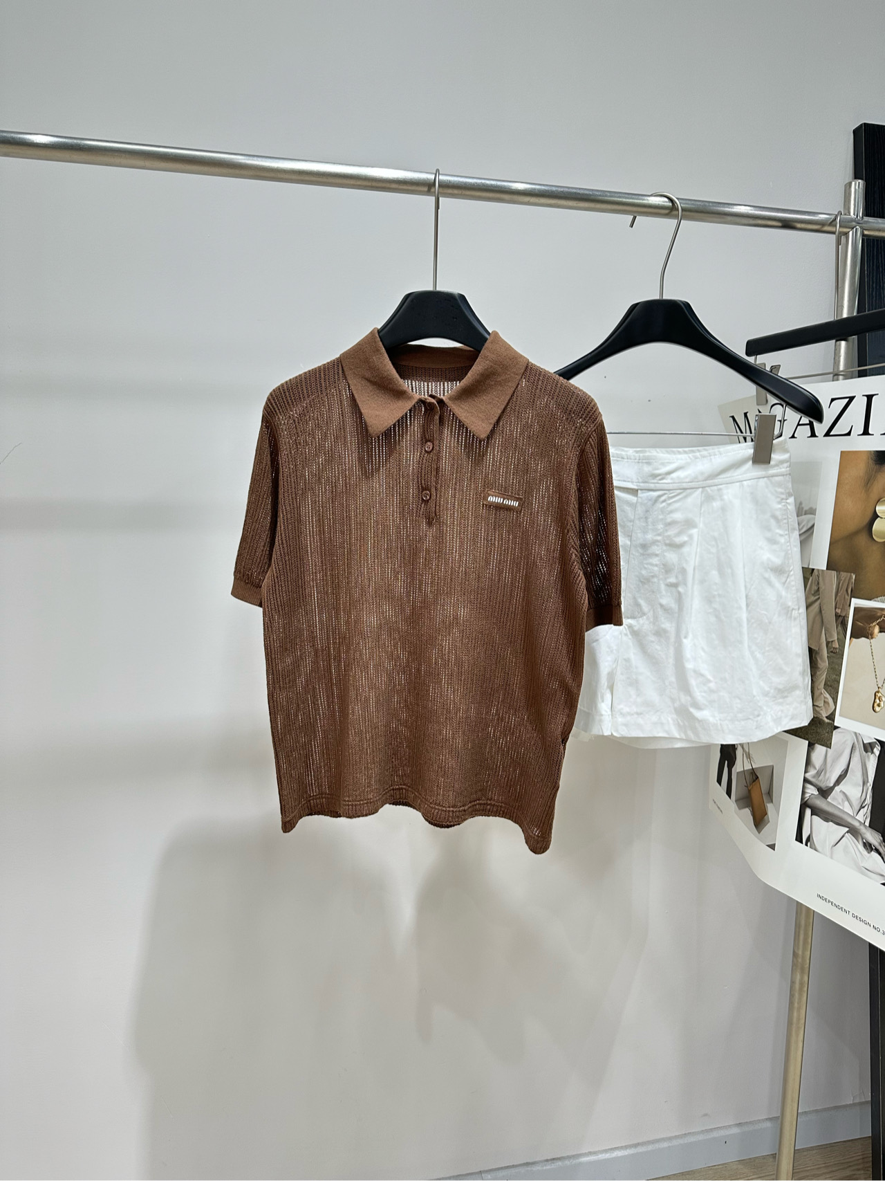 NO:844395,[M coffee color see-through hollow polo knitted short sleeves] Fabric cotton Color coffee Miu This coffee color hollow polo shirt is made of cotton yarn and is light and breathable, super comfortable to wear in spring and summer!  The hollow design has a retro college style and is full of details. The metal buttons are super textured. Pair it with a light-colored skirt or jeans to easily get a sweet and playful style. It is suitable for daily outings and casual occasions. It is comfortable and fashionable, and can easily create an atmosphere!  Flat size S shoulder width 41, bust 98 stretch, length 58, sleeve length 24 M shoulder width 42, chest 102 stretch, length 59, sleeve length 25 L shoulder width 43, chest 106 stretch, length 60, sleeve length 26 Manual measurement will have an error of 2~3cm, which is within the normal range,,miumiu,skirts,jeans,T-shirt,19860909【M咖色透视镂空polo针织短袖】 面料棉 颜色咖色 Miu 这款咖色镂空Polo衫 棉纱材质轻盈透气,春夏穿超舒服！ 镂空设计自带复古学院风,细节满满 金属纽扣超有质感 搭配浅色半裙或牛仔裤 轻松get甜美俏皮风 日常出街、休闲场合都很适合 舒适又时髦,轻松打造氛围感穿搭！ 平铺尺码 S肩宽41,胸围98弹力,衣长58,袖长24 M肩宽42,胸围102弹力,衣长59,袖长25 L肩宽43,胸围106弹力,衣长60,袖长26 手工测量会有2~3cm误差属于正常范围,,miumiu,skirts,jeans,T-shirt,,Women's clothing