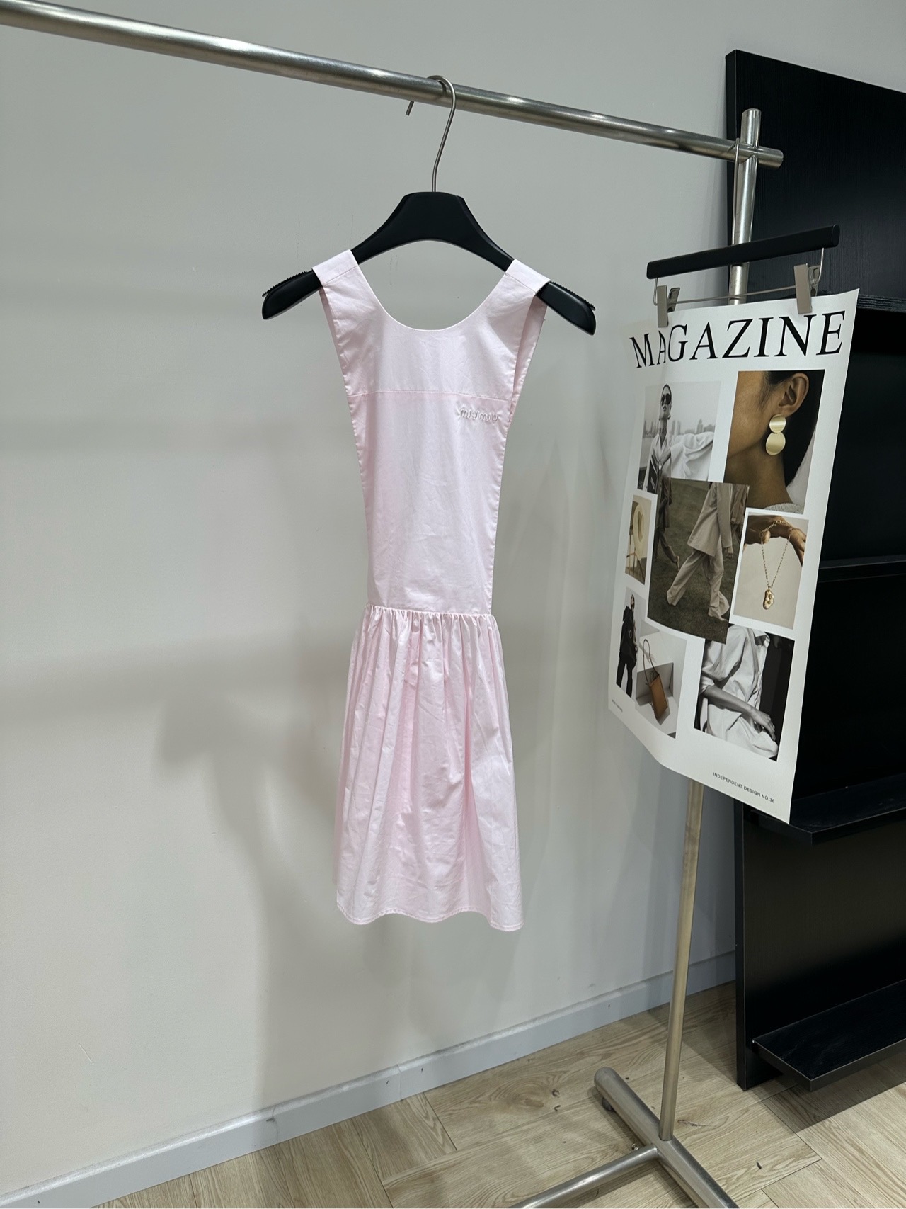 NO:844407,[M light pink apron style sleeveless vest dress] Fabric cotton Color light pink Miu's pink apron dress is made of pure cotton, soft and comfortable, perfect for spring and summer!  A-line loose skirt + vest-style design. It reduces age and looks slimmer. It is very friendly to pear-shaped figures. It has perfect crotch and flesh-covering effect. Low-saturated pink is gentle and whitening. Paired with white floral base, the layering is up!  Perfect for daily outings, vacations, and photo shoots. Paired with a pink handbag and ballet slippers, it fills up the sweet atmosphere. Flat size S: No limit on shoulder width and chest, waist: 78, skirt length: 82 M: No limit on shoulder width and chest, waist: 82, skirt length: 8319860909【M浅粉色围裙式无袖背心裙】 面料棉 颜色浅粉色 Miu这款粉色围裙连衣裙 采用纯棉材质,柔软舒适,春夏穿超合适！ A字宽松裙摆+背心式设计 减龄又显瘦,对梨形身材超友好 遮胯遮肉效果满分 低饱和粉色温柔显白 搭配白色碎花打底,层次感up！ 日常出街、度假、拍照都很出片 配粉色手提包和芭蕾舞鞋 甜美氛围感直接拉满 平铺尺码 S肩宽胸围不限,腰围78,裙长82 M肩宽胸围不限,腰围82,裙长83 L肩宽胸围不限,腰围86,裙长84 手工测量会有2~3cm误差属于正常范围,,miumiu,skirts,,Women's clothing