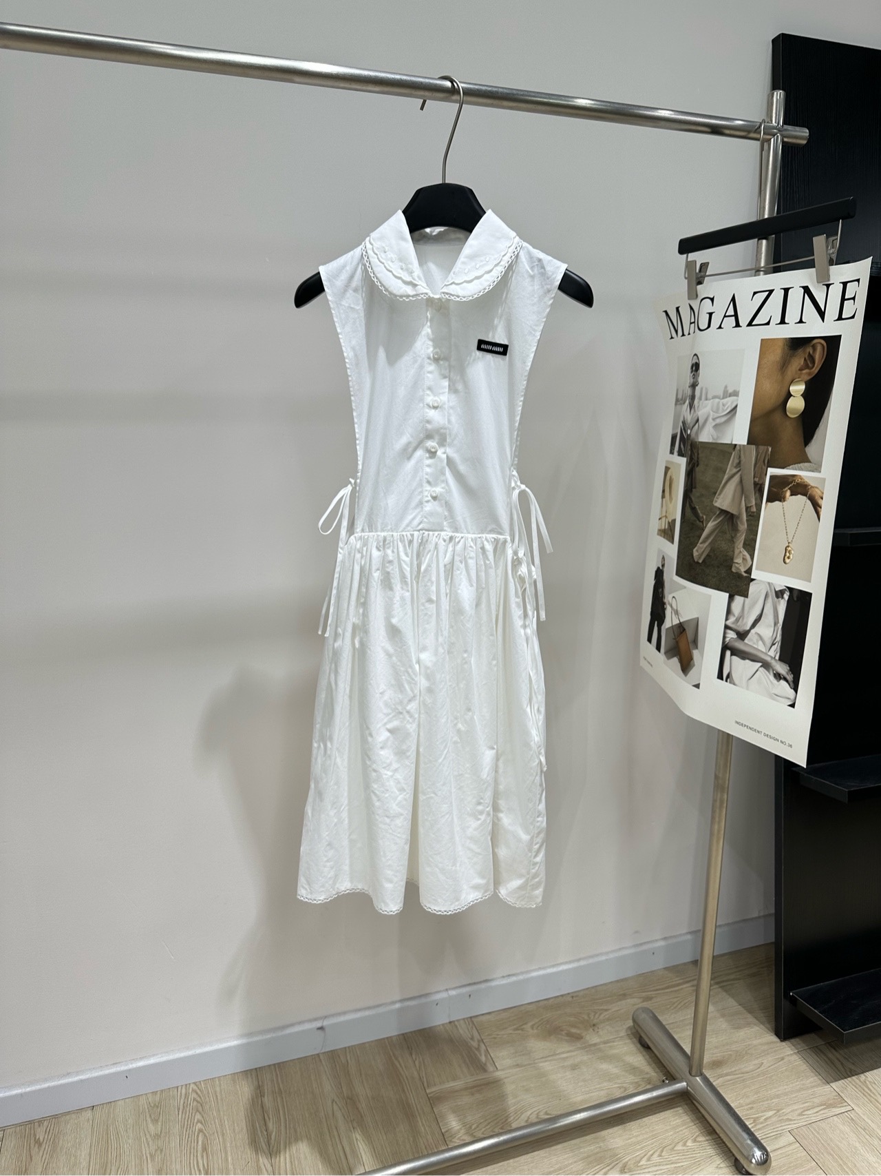 NO:844414,[M white doll collar sleeveless lace-up shirt dress] Fabric cotton Color white Miu26SS white sleeveless dress Cotton fabric is light and breathable, perfect for summer!  Baby doll collar + lace edge, full of girlish feel. The side straps can adjust the waistline, modifying the figure and giving a sense of design. The skirt is loose and comfortable for movement. It can be easily controlled for commuting, dating and daily life. Pair it with white shoes or retro leather bags to create a fresh and elegant atmosphere!  Flat size S Shoulder width 34, bust not limited, waist 74, skirt length 96 M Shoulder width 35, bust not limited, waist 78, skirt length 97 L Shoulder width 36, bust not limited, waist 82, skirt length 98 There will be an error of 2~3cm in manual measurement, which is within the normal range,,miumiu,skirts,shirts,19860909【M白色娃娃领无袖系带衬衫裙】 面料棉 颜色白色 Miu26SS白色无袖连衣裙 棉质面料轻盈透气超适合夏天！ 娃娃领+蕾丝边,少女感满满 侧边绑带可调节腰线,修饰身形又有设计感 裙摆宽松,活动舒适 通勤、约会、日常都能轻松驾驭 搭配小白鞋或复古皮包 清新优雅氛围感直接拉满！ 平铺尺码 S肩宽34,胸围不限,腰围74,裙长96 M肩宽35,胸围不限,腰围78,裙长97 L肩宽36,胸围不限,腰围82,裙长98 手工测量会有2~3cm误差属于正常范围,,miumiu,skirts,shirts,,Women's clothing