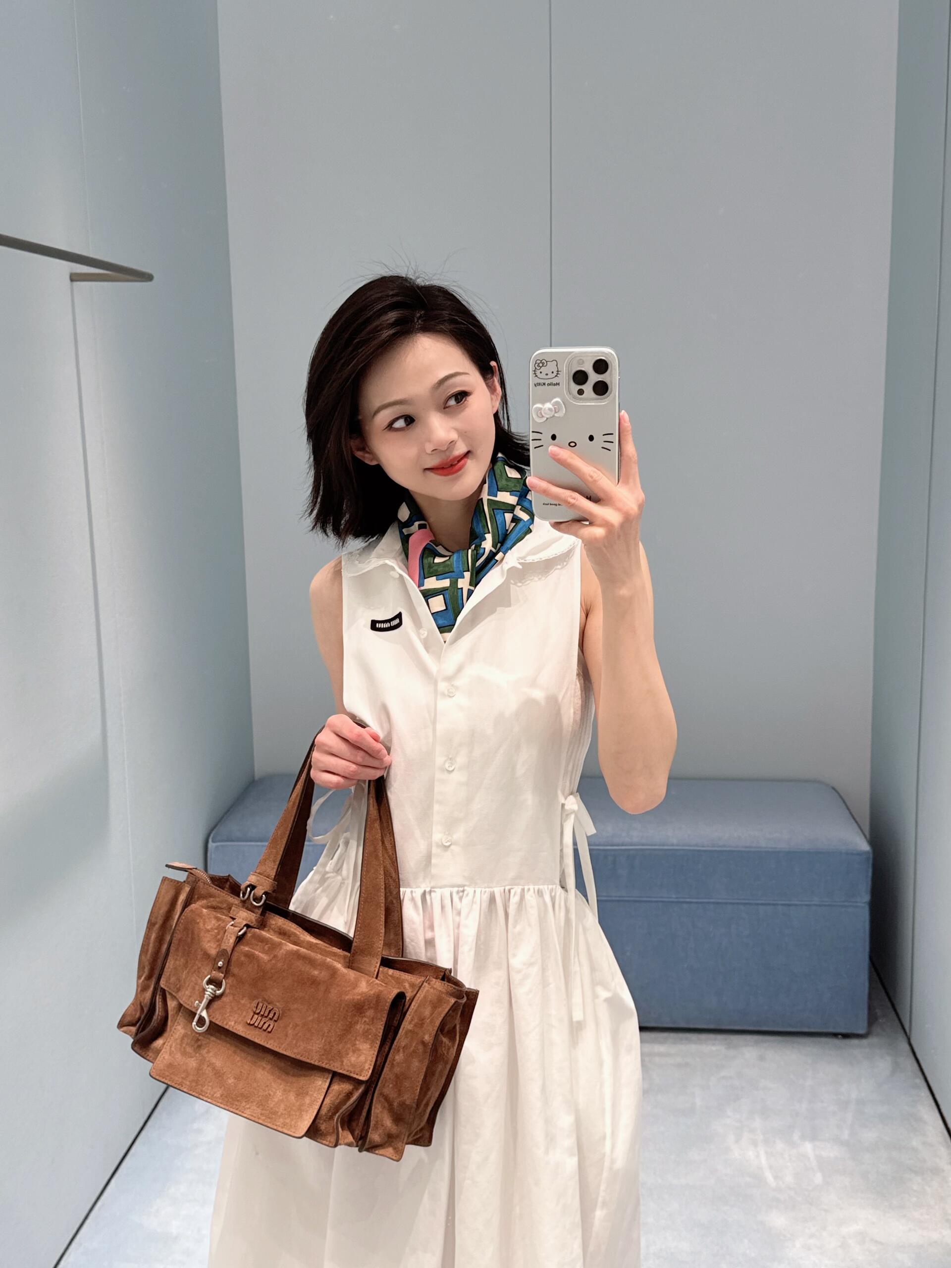 NO:844418,Baby doll collar + lace edge, full of girlish feeling. The side straps can adjust the waistline, modifying the body shape and giving a sense of design.19860909娃娃领+蕾丝边,少女感满满 侧边绑带可调节腰线,修饰身形又有设计感,,,Women's clothing