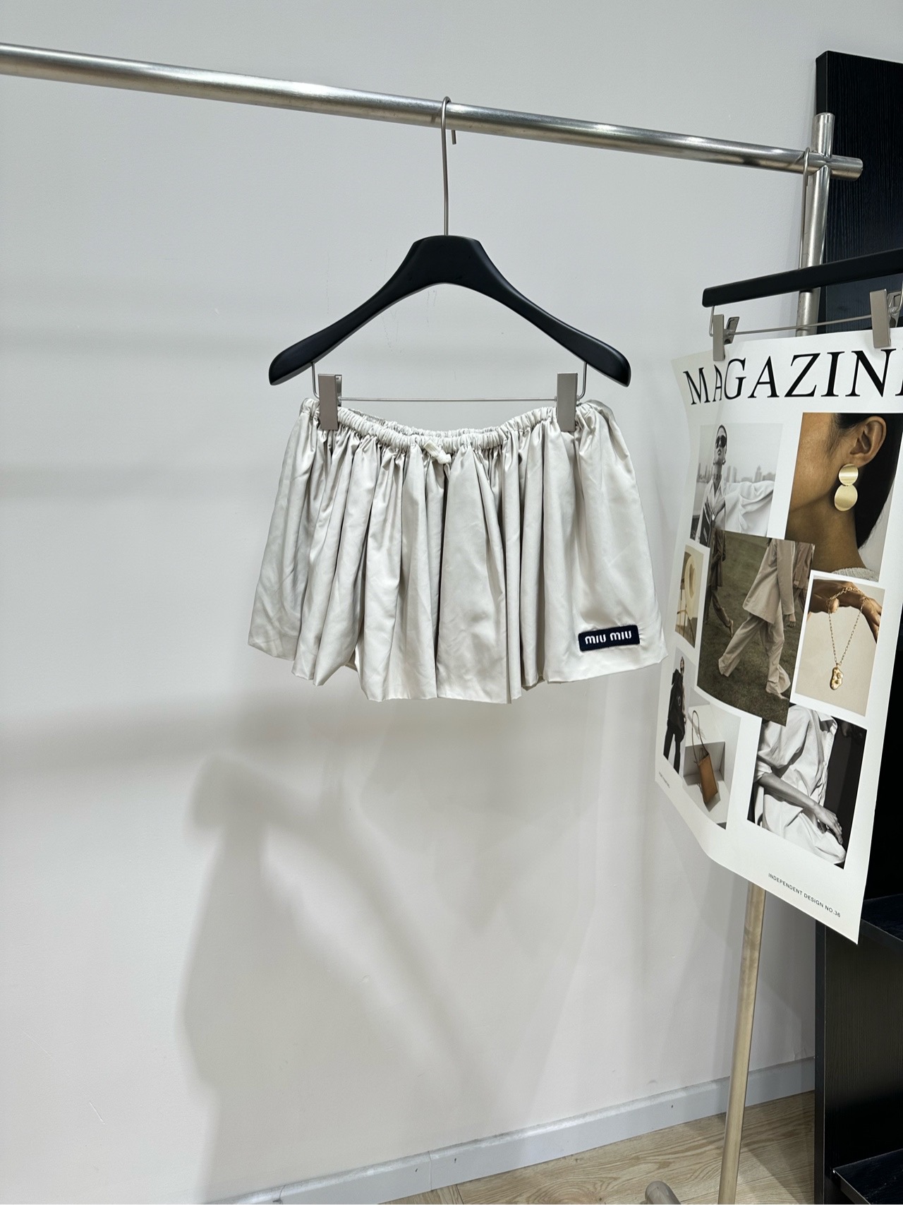 NO:844433,[M apricot double-layer nylon flower bud puffy skirt] Fabric recycled polyester color, beige color Miu's off-white flower bud skirt is made of high-density polyester fiber. The drape and gloss are very online. The loose flower bud skirt + elastic waist is comfortable and girlish. The brand embroidery on the right side is super recognizable!  It can be easily worn in daily life and outings. Pair it with a T-shirt or shirt. You can switch between sweet or retro styles as you like. It is a must-have item for summer ~ Flat size without anti-exposure lining S waist 66 elastic, no hip limit, skirt length 30 M waist 70 stretch, no hip limit, skirt length 31 L waist 74 stretch, no hip limit, skirt length 32  There will be an error of 2~3cm due to manual measurement, which is within the normal range, Miumiu, skirts, shirts, tees, t-shirt,19860909【M米杏色双层尼龙花苞蓬蓬半裙】 面料再生聚酯纤维 颜色,米杏色 Miu这款米白色花苞短裙 采用高密度聚酯纤维 垂坠感和光泽感都很在线 宽松花苞裙摆+松紧腰,舒适又显少女感 右侧品牌刺绣超有辨识度！ 日常、出游都能轻松驾驭 搭配T恤或衬衫 甜美or复古风随心切换 是夏日穿搭必备单品～ 平铺尺码无防走光内衬 S腰围66弹力,臀围不限,裙长30 M腰围70弹力,臀围不限,裙长31 L腰围74弹力,臀围不限,裙长32 手工测量会有2~3cm误差属于正常范围,,miumiu,skirts,shirts,tees，t-shirt,,Women's clothing
