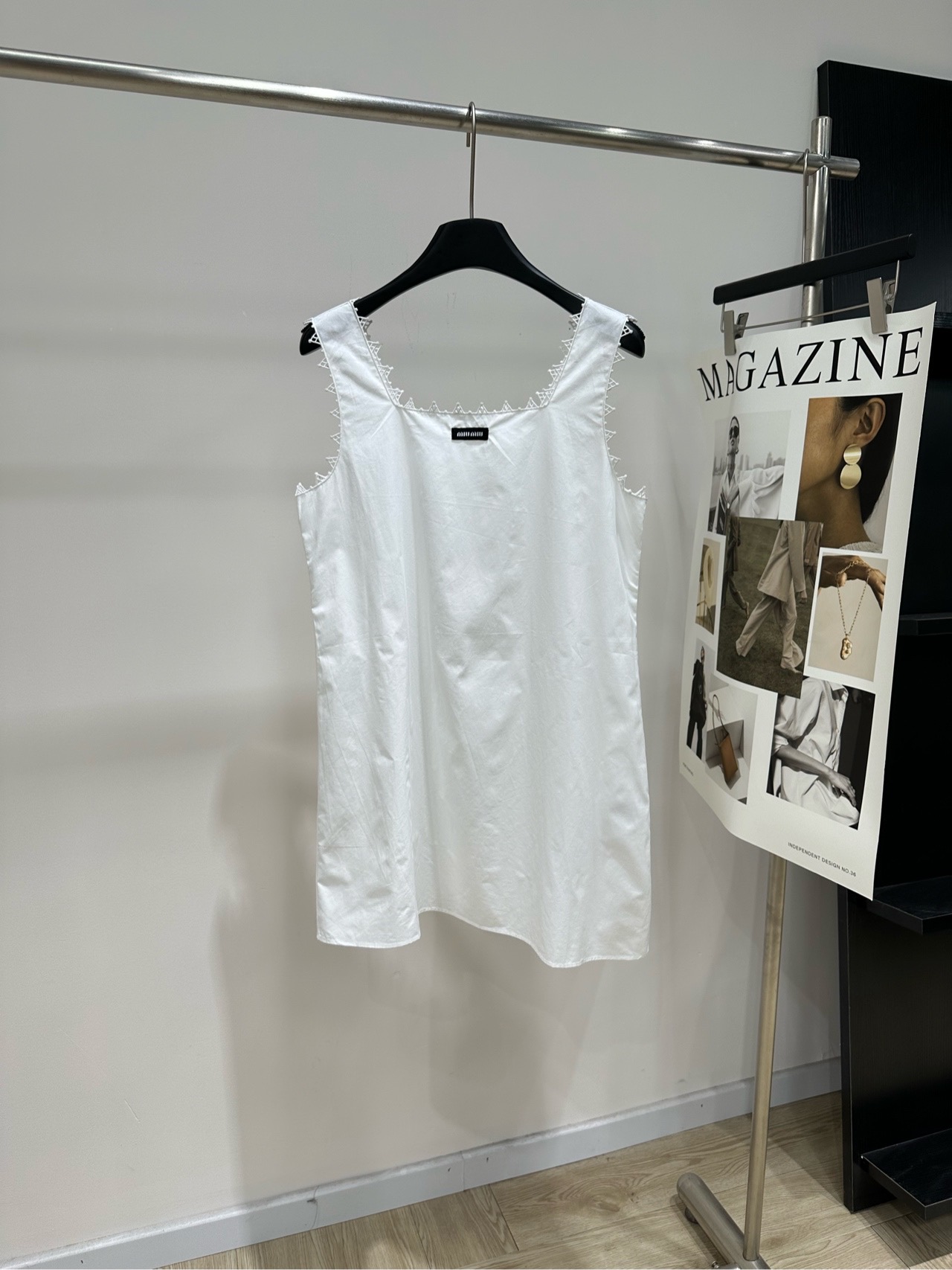 NO:845136,[M white square collar triangle lace vest dress] Fabric cotton Color white Miu 2026 spring and summer white poplin dress A-line version, light and breathable, super comfortable to wear in summer!  Chest logo + lace neckline, full of girlish feel, super exquisite details, sweet and cool preppy style, can be easily used for daily life, vacation, and dating~ Wear one outfit for many times, match with straw bag, woven belt or pink tote bag. You can switch the style at will. It is a must-have and versatile item for summer wardrobe!  Flat size S shoulder width 34, bust 94, skirt length 80 M shoulder width 35, bust 98, skirt length 81 L shoulder width 36, bust 102, skirt length 82 Manual measurement will have an error of 2 to 3cm, which is within the normal range,,miumiu,espadrilles,totes,skirts,19860909【M白色方形领三角花边背心裙】 面料棉 颜色白色 Miu 2026春夏白色府绸连衣裙 A字版型,轻盈透气,夏天穿超舒服！ 胸前徽标+蕾丝领口,少女感满满,细节超精致 甜酷学院风 日常、度假、约会都能轻松驾驭～ 一衣多穿,搭配草编包、编织腰带或粉色托特包 风格随心切换,是夏季衣橱必备百搭单品！ 平铺尺码 S肩宽34,胸围94,裙长80 M肩宽35,胸围98,裙长81 L肩宽36,胸围102,裙长82 手工测量会有2～3cm误差属于正常范围,,miumiu,espadrilles,totes,skirts,,Women's clothing