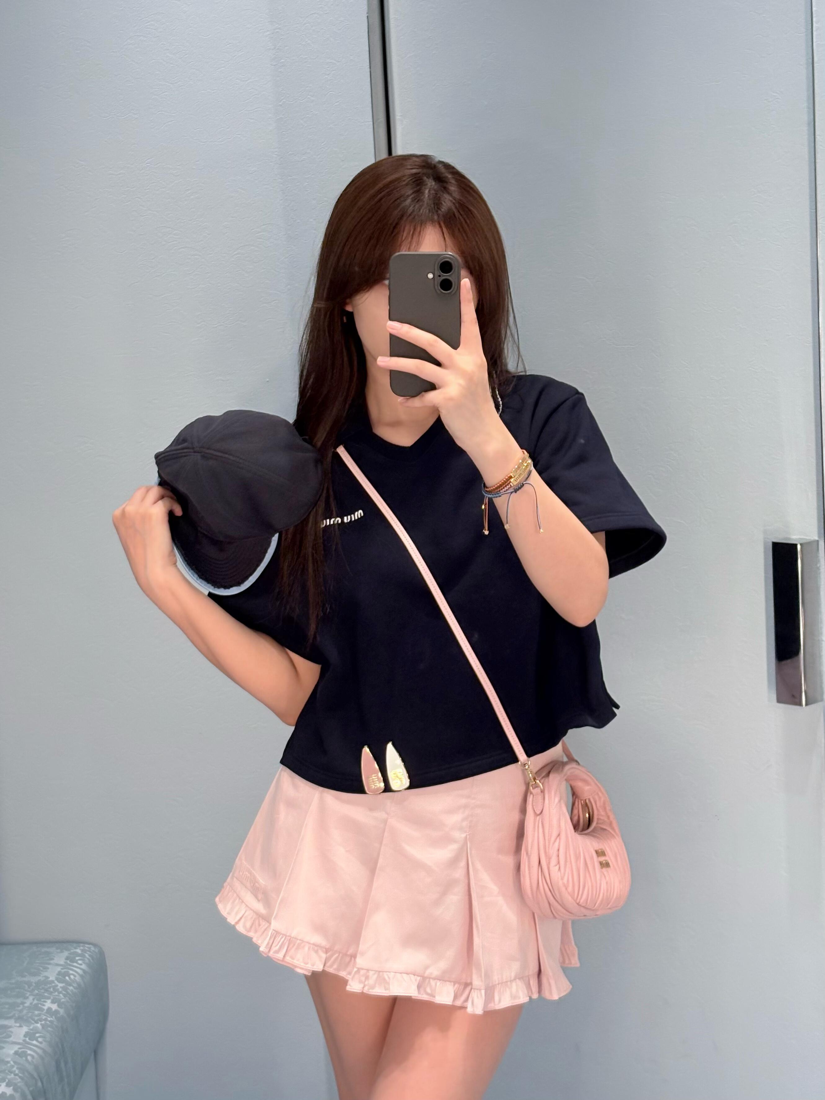 NO:845154,Classic lapel + loose fit, comfortable and fashionable!  The white logo on the chest is low-key and recognizable. The cotton fabric is breathable and super friendly for daily wear.19860909经典翻领+宽松版型 舒适又时髦！胸前白色Logo低调有辨识度 棉质面料透气,日常穿搭超友好,,,Women's clothing