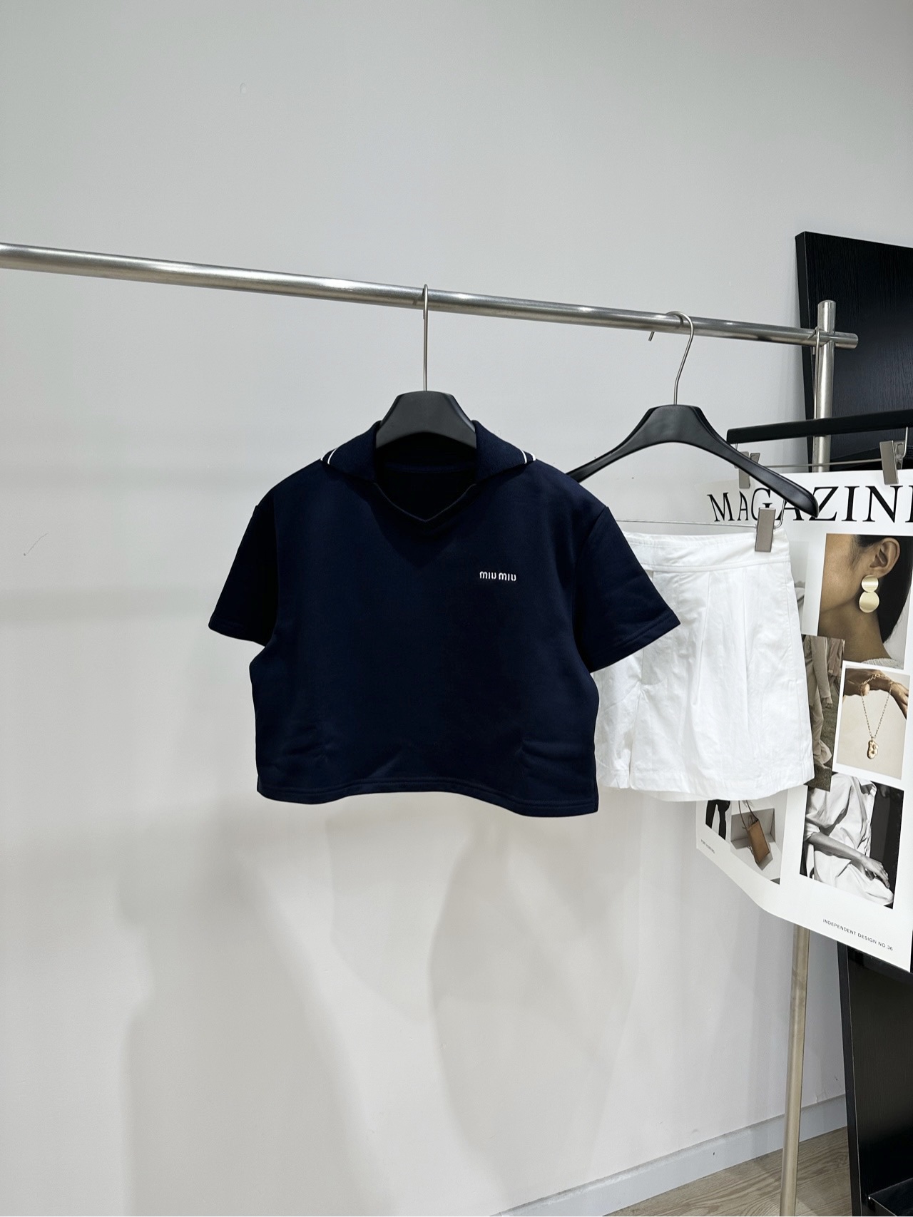 NO:845149,[M navy blue webbing lapel short-sleeved top] Fabric terry cotton Color navy blue Miu navy blue Polo shirt, classic lapel + loose fit, comfortable and fashionable!  The white logo on the chest is low-key and recognizable. The cotton fabric is breathable and very friendly for daily wear. The navy blue color is versatile and looks great with short skirts, sweatpants or jeans. It can be easily switched between casual or sports style. It is OK to wear alone or layered in late spring and early summer. It is practical and stylish!  Flat size S shoulder width 47, chest 102, length 43, sleeve length 18 M shoulder width 48, chest 106, length 44, sleeve length 19 L shoulder width 49, chest 110, length 45, sleeve length 20 Manual measurement will have an error of 2 to 3cm, which is within the normal range,,miumiu,skirts,jeans,T-shirt,19860909【M藏蓝色织带翻领短袖上衣】 面料毛圈棉 颜色藏蓝 Miu藏蓝Polo衫,经典翻领+宽松版型 舒适又时髦！胸前白色Logo低调有辨识度 棉质面料透气,日常穿搭超友好 藏蓝色百搭,配短裙、运动裤或牛仔裤都很出彩 轻松切换休闲or运动风 春末夏初单穿或内搭都很OK,实用又有型！ 平铺尺码 S肩宽47,胸围102,衣长43,袖长18 M肩宽48,胸围106,衣长44,袖长19 L肩宽49,胸围110,衣长45,袖长20 手工测量会有2～3cm误差属于正常范围,,miumiu,skirts,jeans,T-shirt,,Women's clothing